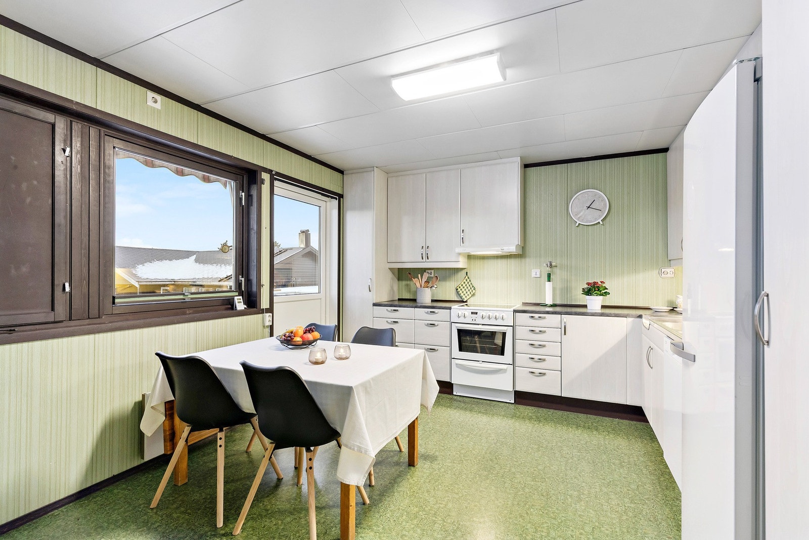 Fra kjøkkenet har man utgang til en stor terrasse på 53kvm. Galleribilde