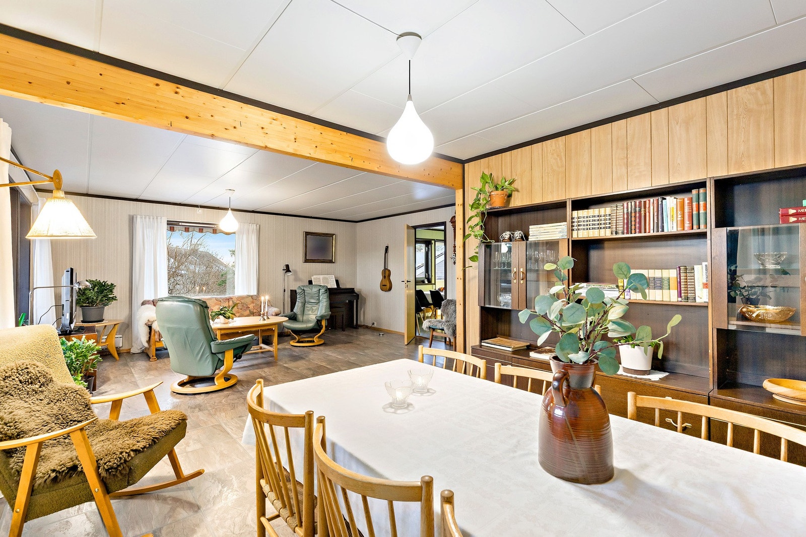 Spisestuen ligger sosialt og praktisk til med åpenhet mot stuen. Galleribilde