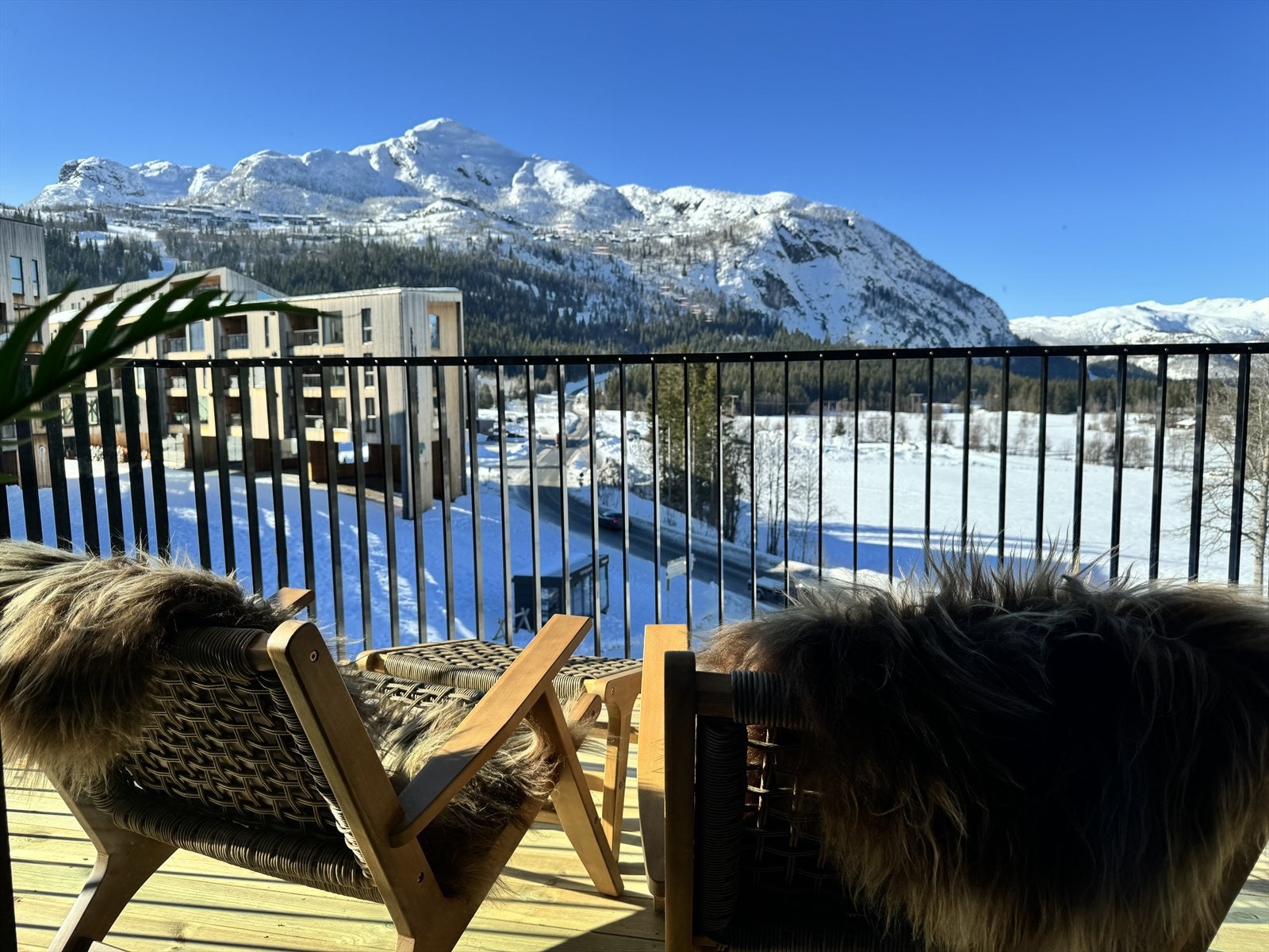 Her er det godt med plass til ønsket utemøblement så man kan nyte en fantastisk utsikt Galleribilde