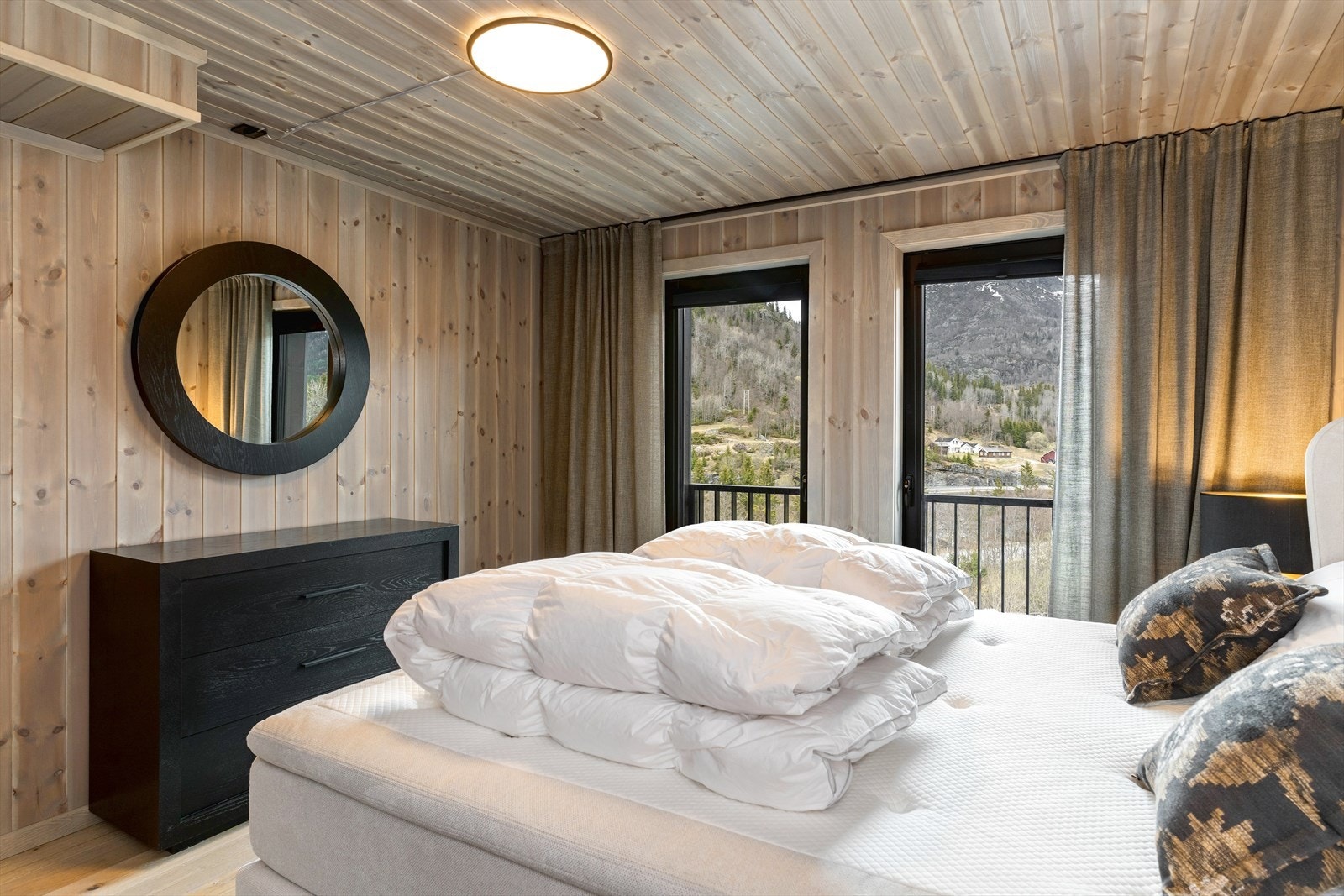 Store vindusflater gir godt med lysinnslipp i tillegg til et flott utsyn Galleribilde