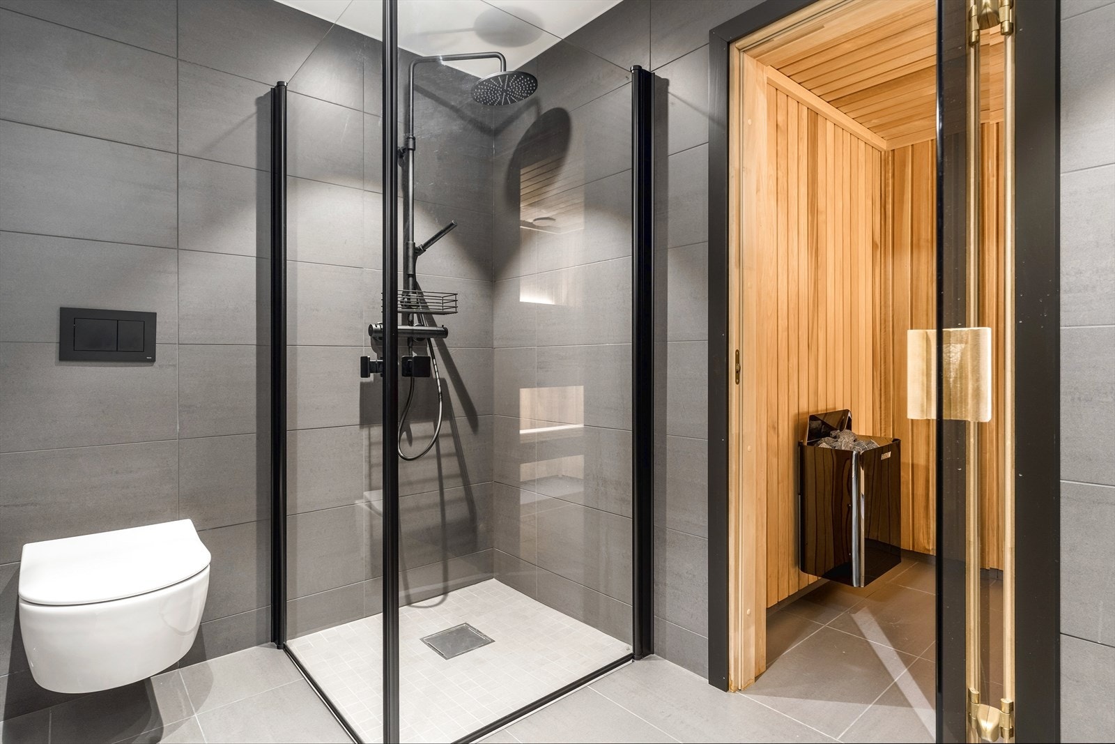 Baderom med adkomst fra hovedsoverom med videre tilgang til badstue Galleribilde