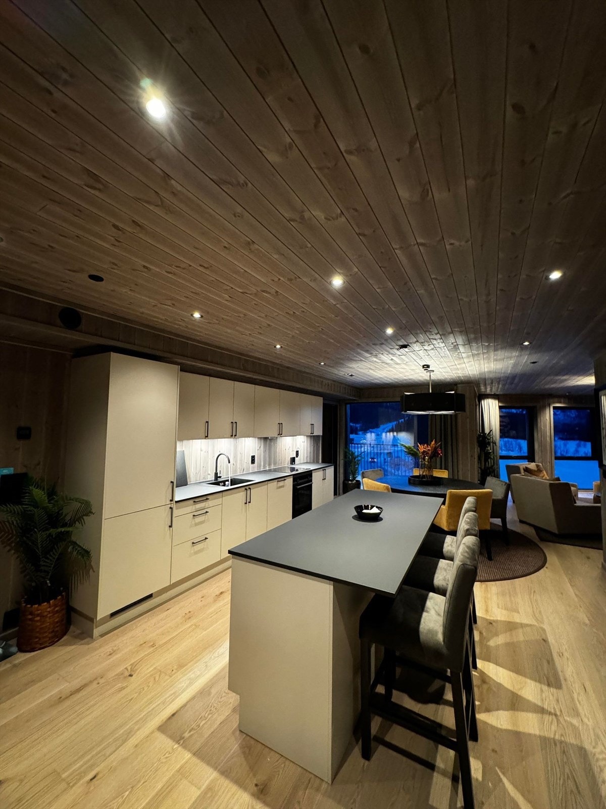 Det er integrerte hvitevarer som komfyr, platetopp, oppvaskkum, og kjøleskap/fryser Galleribilde