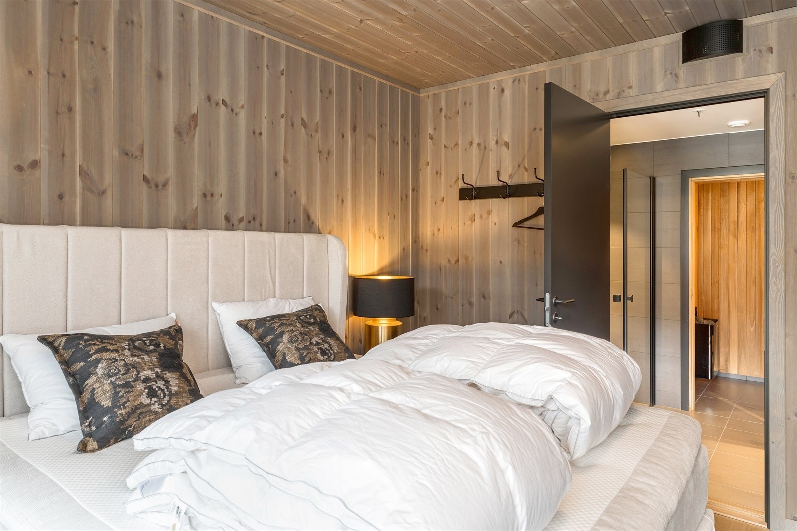 Soverommet har tilknytning til et eget baderom Galleribilde