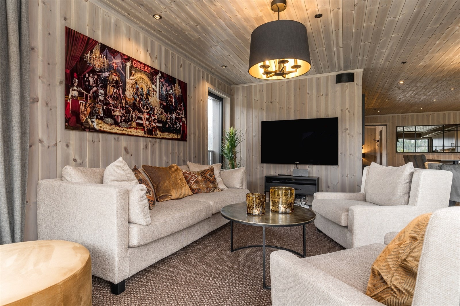 Leiligheten har en god og åpen stue- og kjøkkenløsning som byr på flere gode ulike møbleringsmuligheter Galleribilde