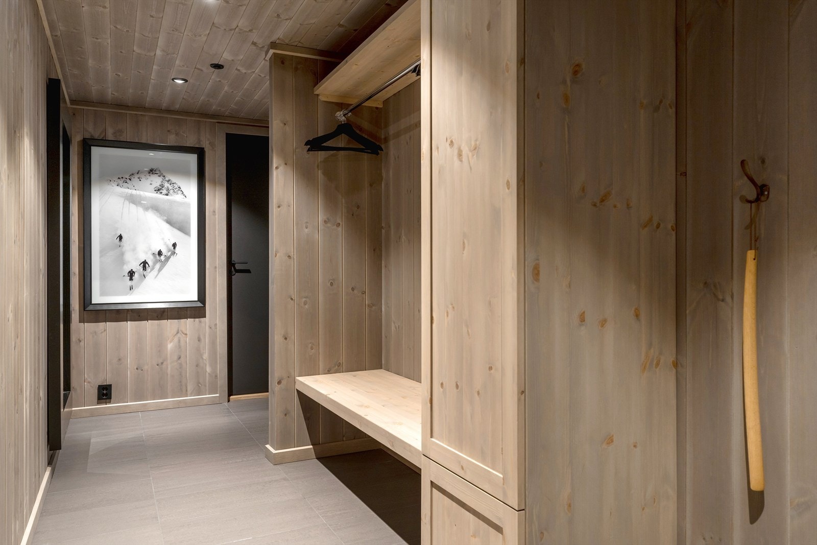 Innbydende og flislagt entré/gang med plassbygd skap- og benkeinnredning Galleribilde