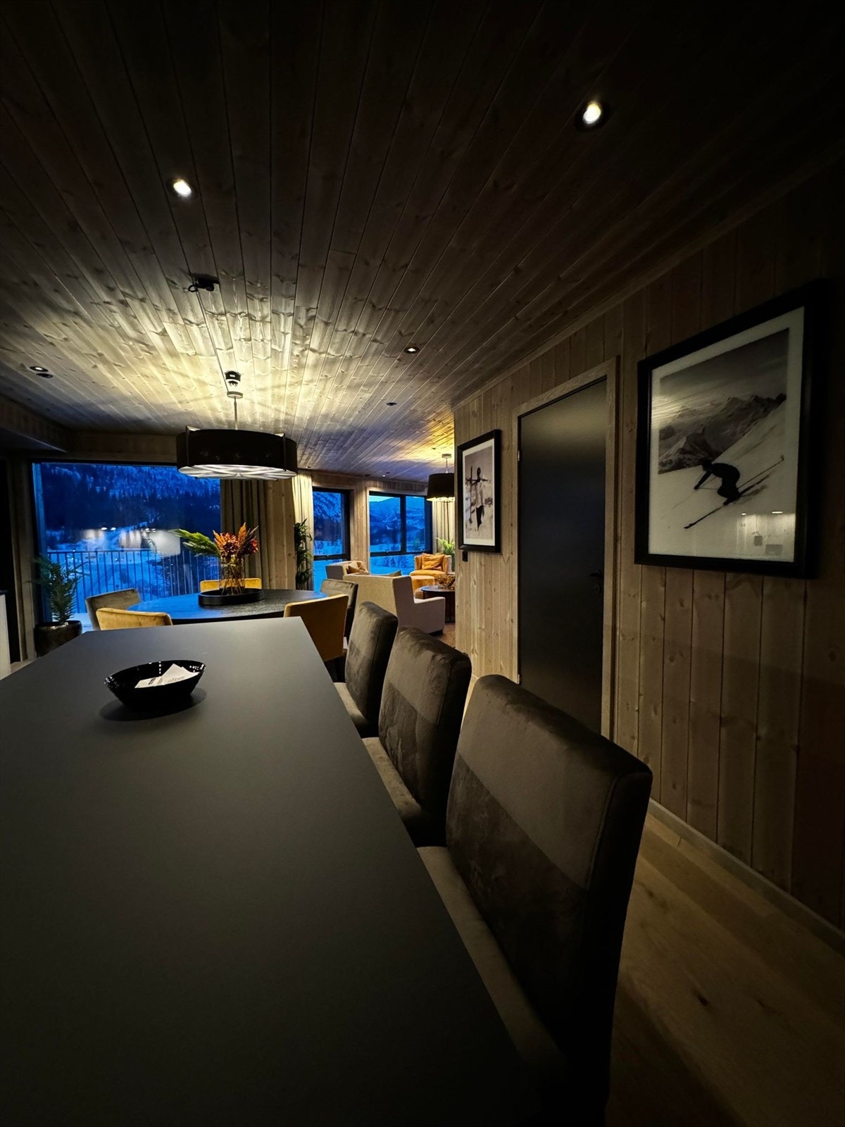 Kjøkkenet har meget godt med både skap- og benkeplass Galleribilde