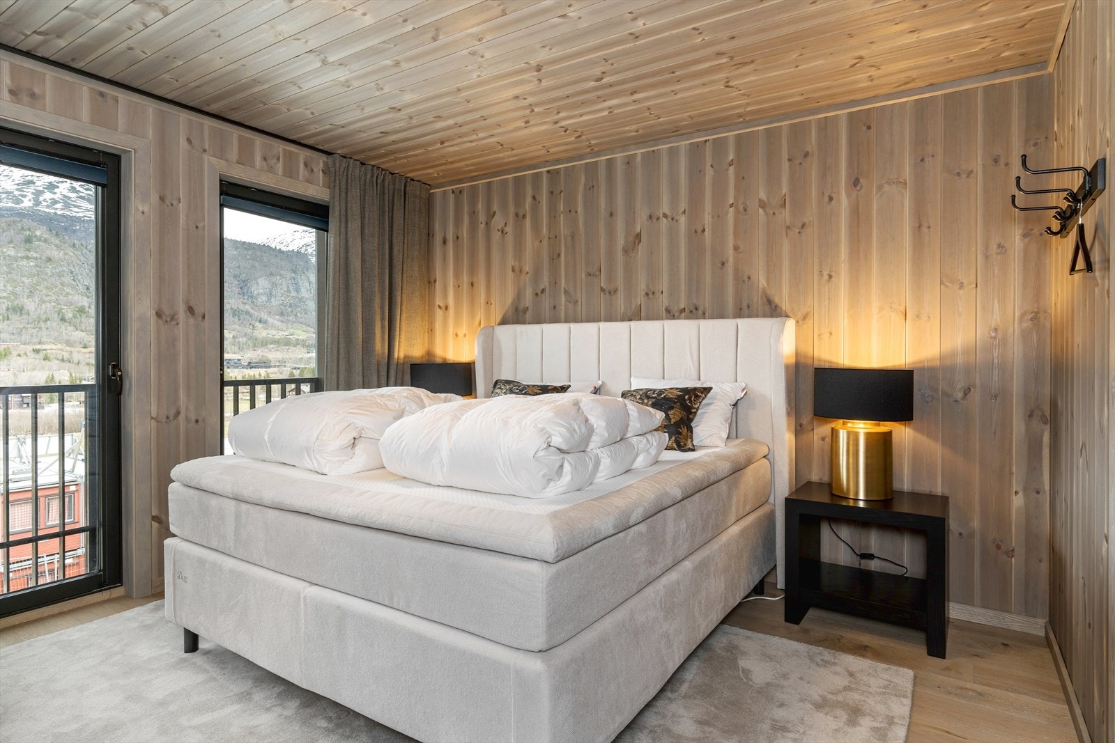 Totalt har leiligheten fire gode soverom. Hovedsoverommet har god plass til stor dobbeltseng, nattbord, og en garderobeinnredning. Her er det dør som åpnes mot fransk balkong Galleribilde