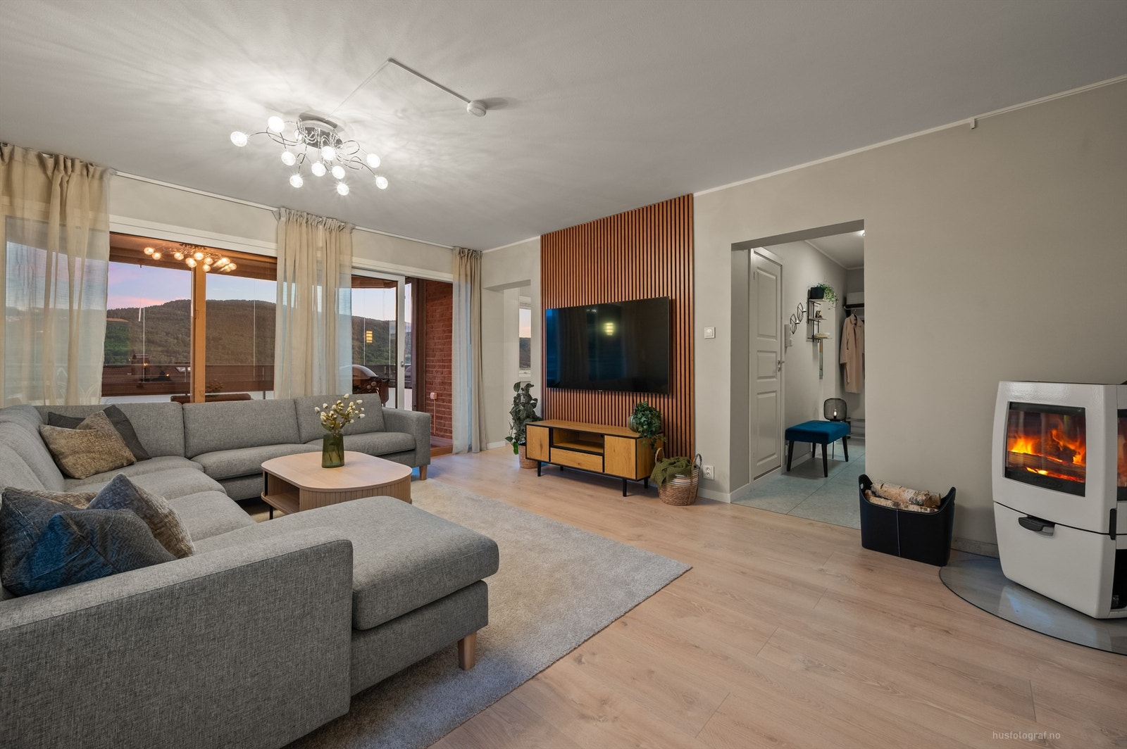 Frittstående peisovn fra 2024 med glassplate på gulv i hjørnet Galleribilde