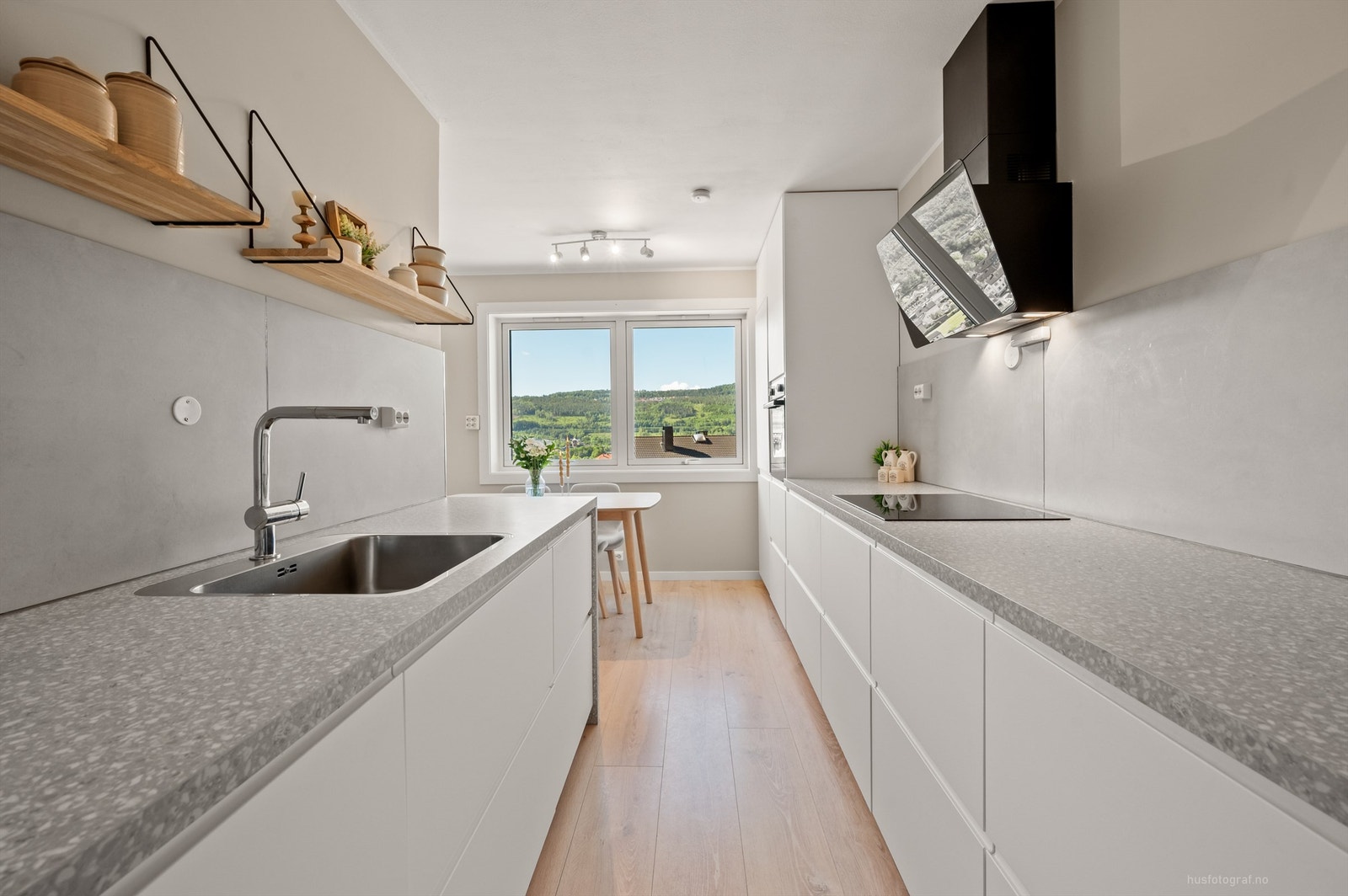 Delikat og lys 3-roms leilighet beliggende i enden av 3. etasje (2. boligetasje). Foto: Haiman Askari/Knipzet AS Galleribilde