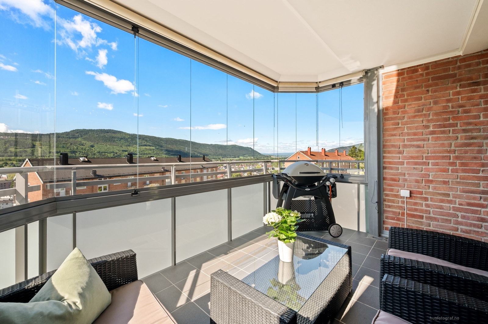 Det er fin utsikt fra balkongen og gode solforhold Galleribilde