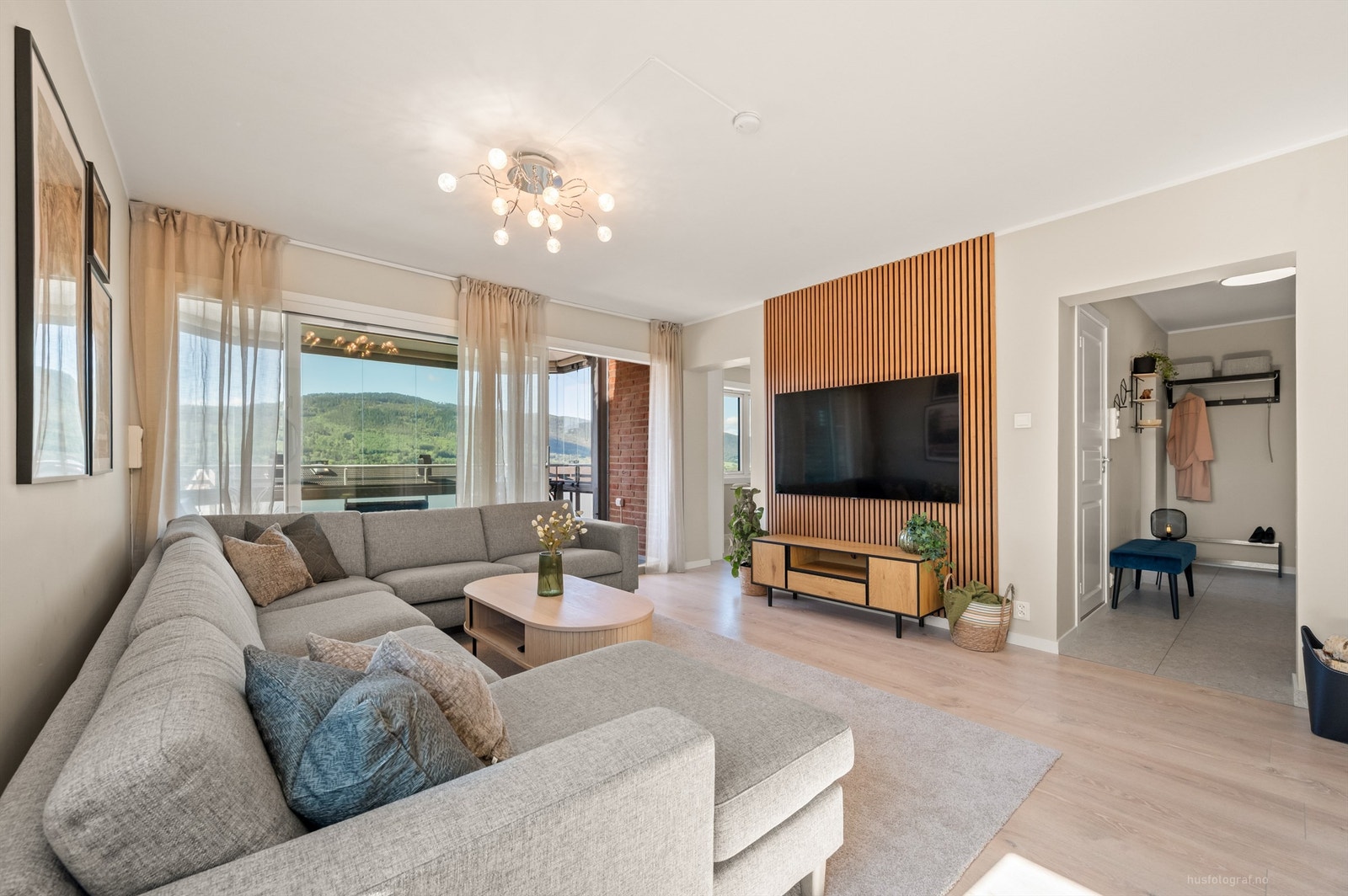 Krogsveen v/Sondre Trøseng Gjellum ønsker velkommen til Kristian Brenners vei 1A! Foto: Haiman Askari/Knipzet AS Galleribilde