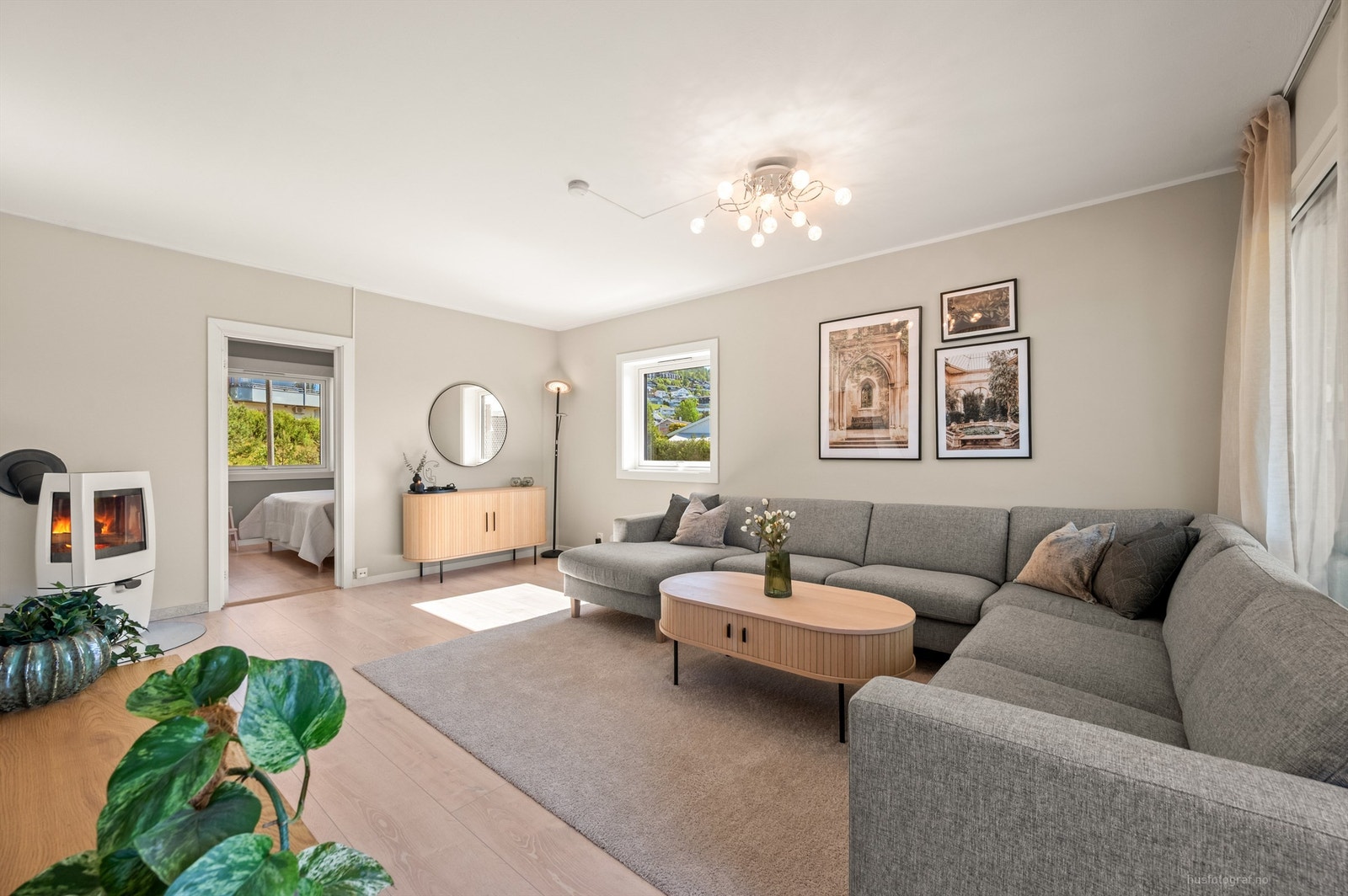 Godt med lysinnslipp da rommet har glassflater langs to yttervegger Galleribilde