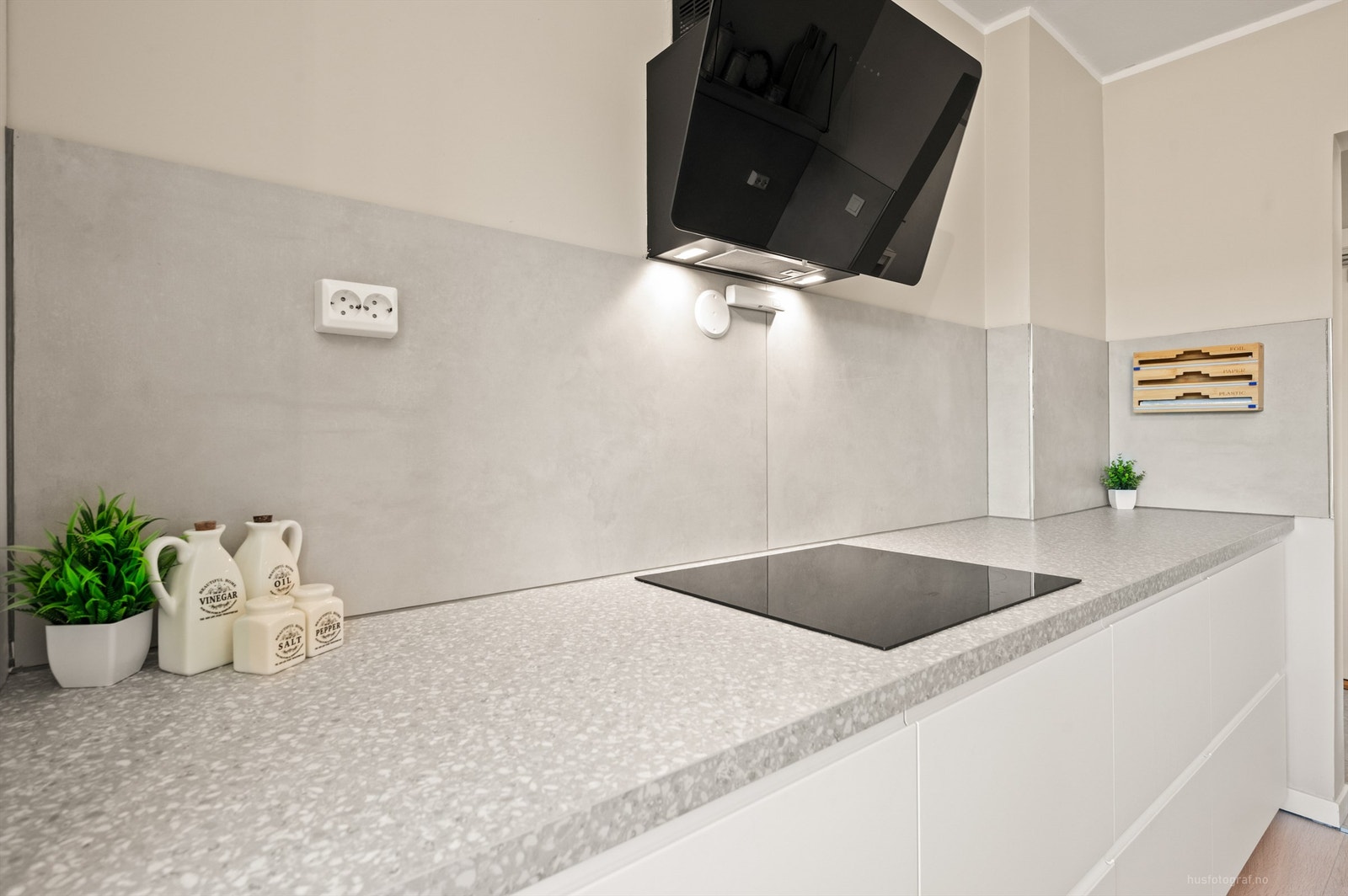 Fliser på vegg over benkeplater av laminat Galleribilde