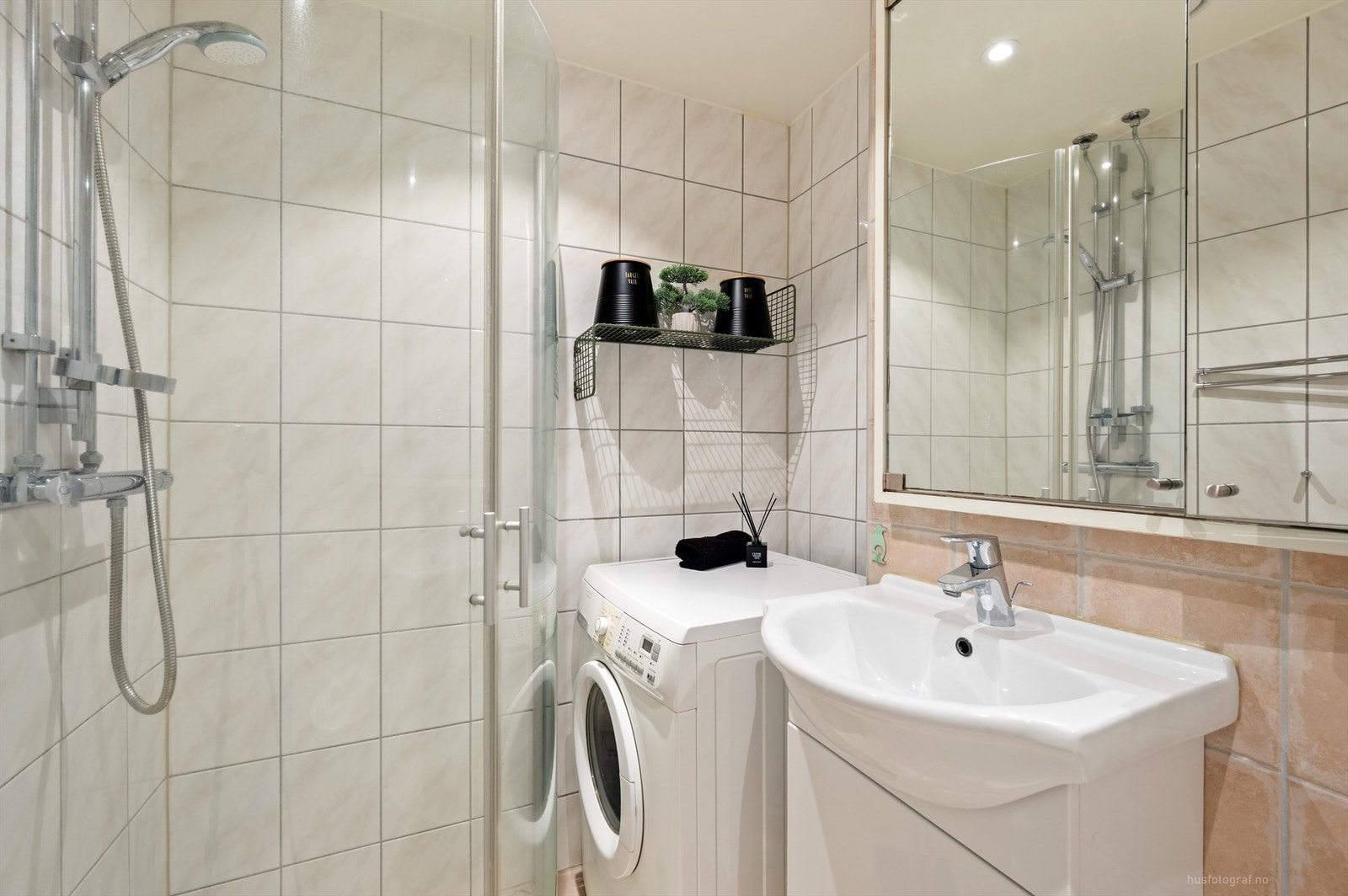 Flislagt bad fra 2009 som har dusjhjørne med foldedører av glass Galleribilde