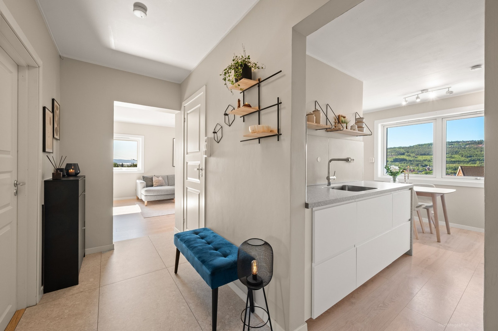 Gang med gulvvarme (2024) og dørcallinganlegg som har åpnerfunksjon Galleribilde