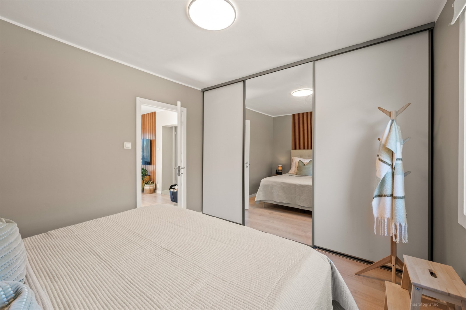 Soverom 1 med plassbygget skyvedørsgarderobe i hvit og glatt utførelse samt en speilfront Galleribilde