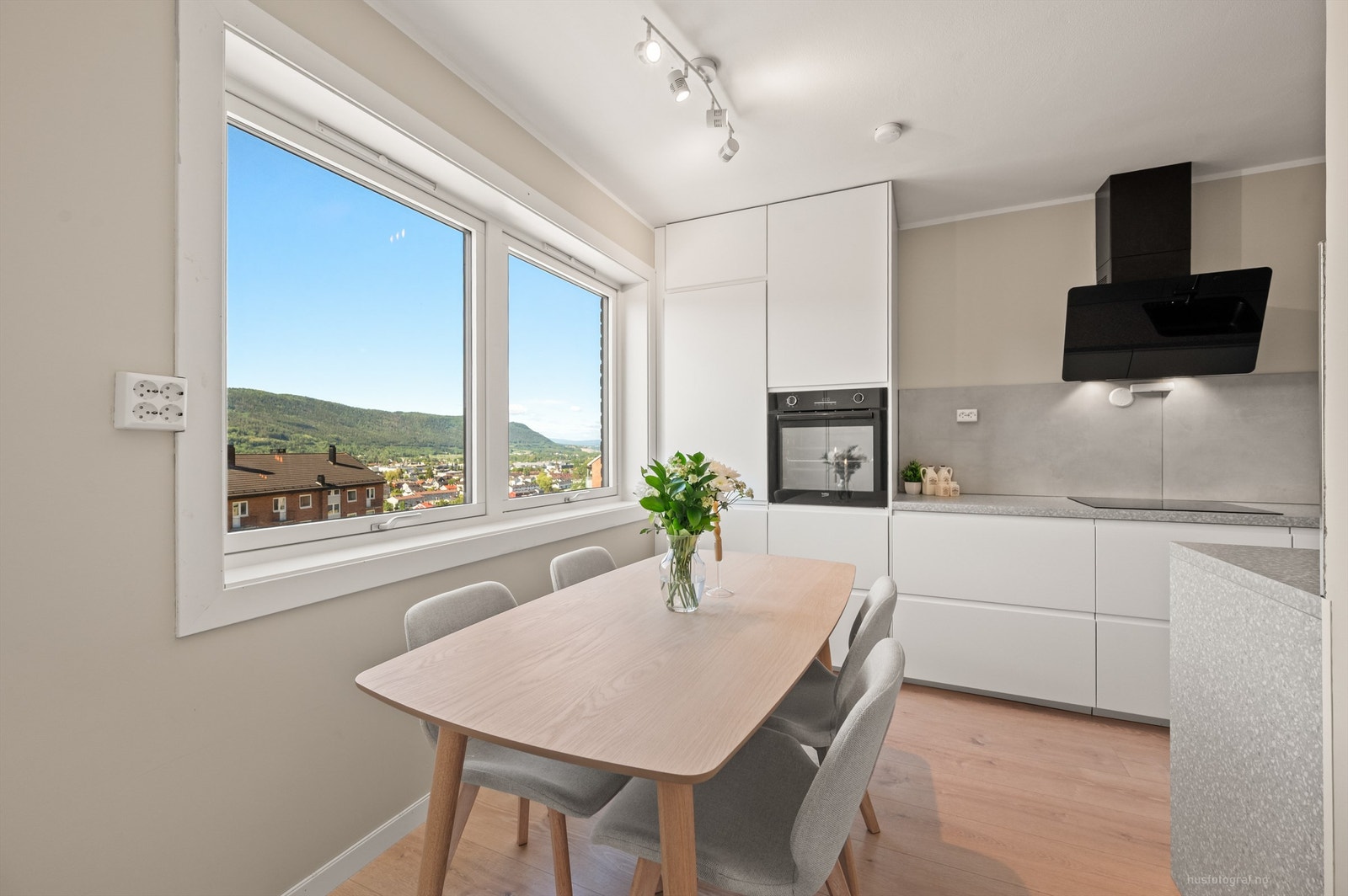 Stilren IKEA-kjøkkeninnredning fra 2023 med helintegrerte hvitevarer Galleribilde