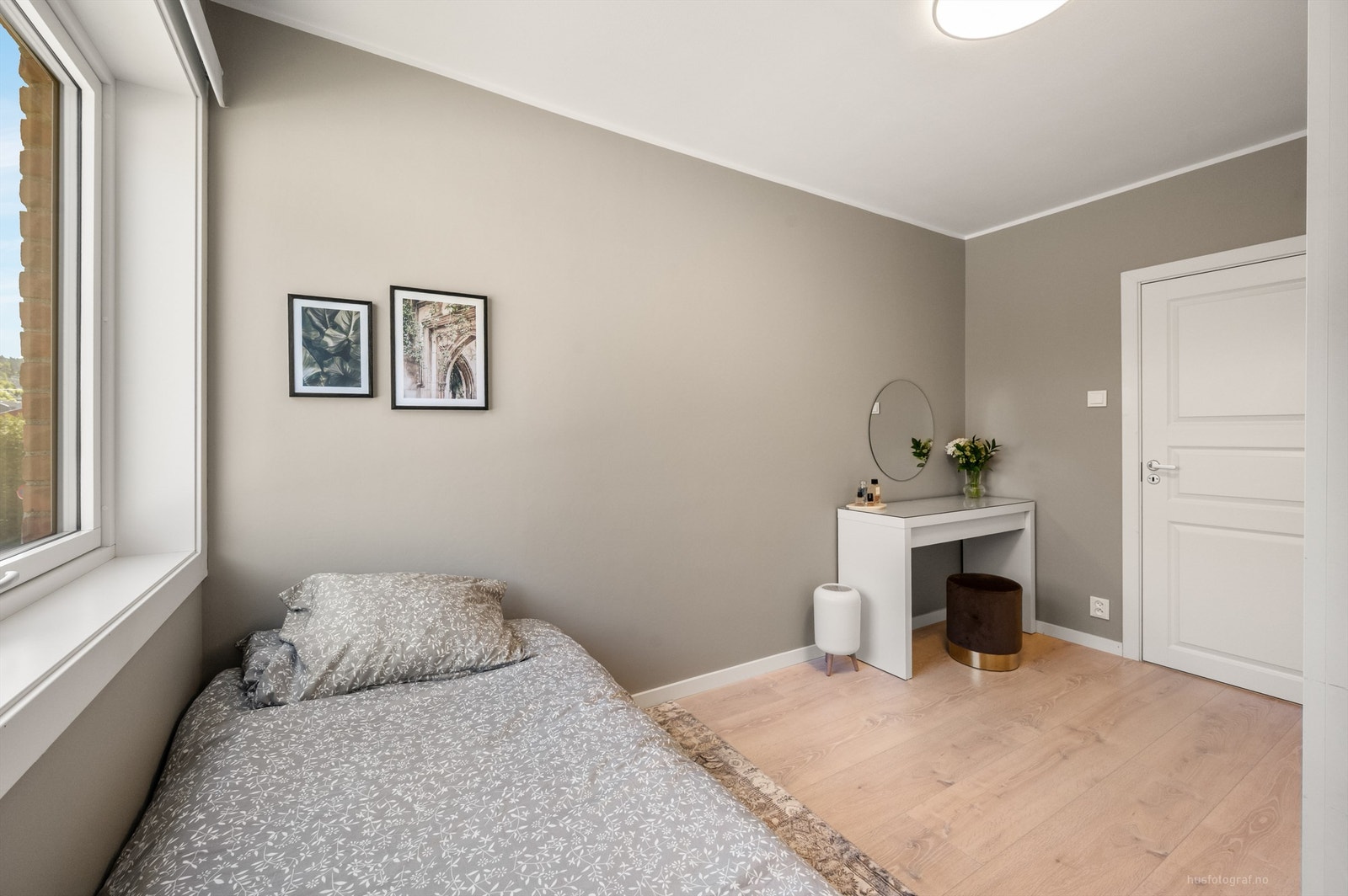 Soverom 2 med laminat på gulv, malte vegger og malt himling Galleribilde