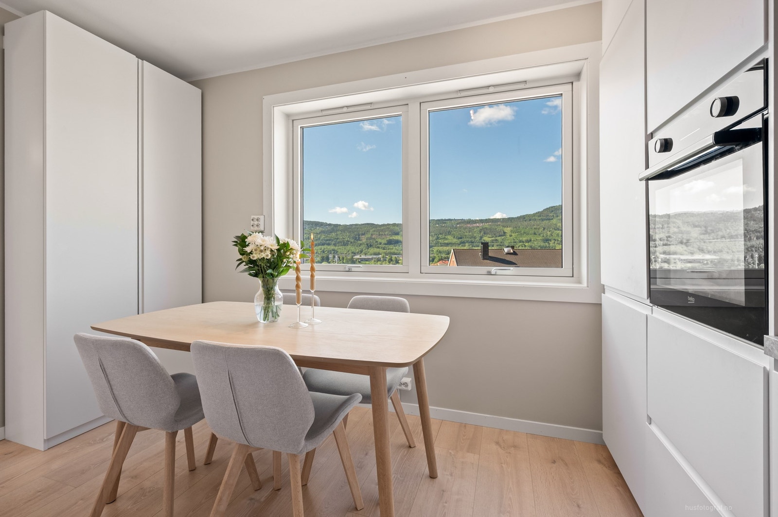 Frittstående høyskap i hvit og glatt utførelse ved spiseplassen Galleribilde