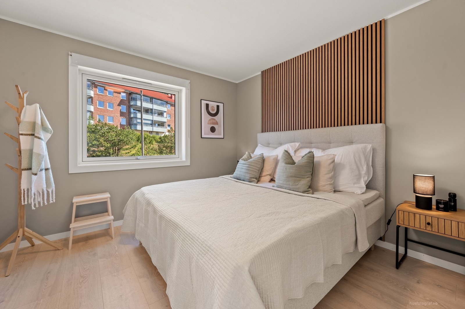 Soverom 1 med laminat på gulv, malte vegger (kontrastvegg med spiler) og malt himling Galleribilde