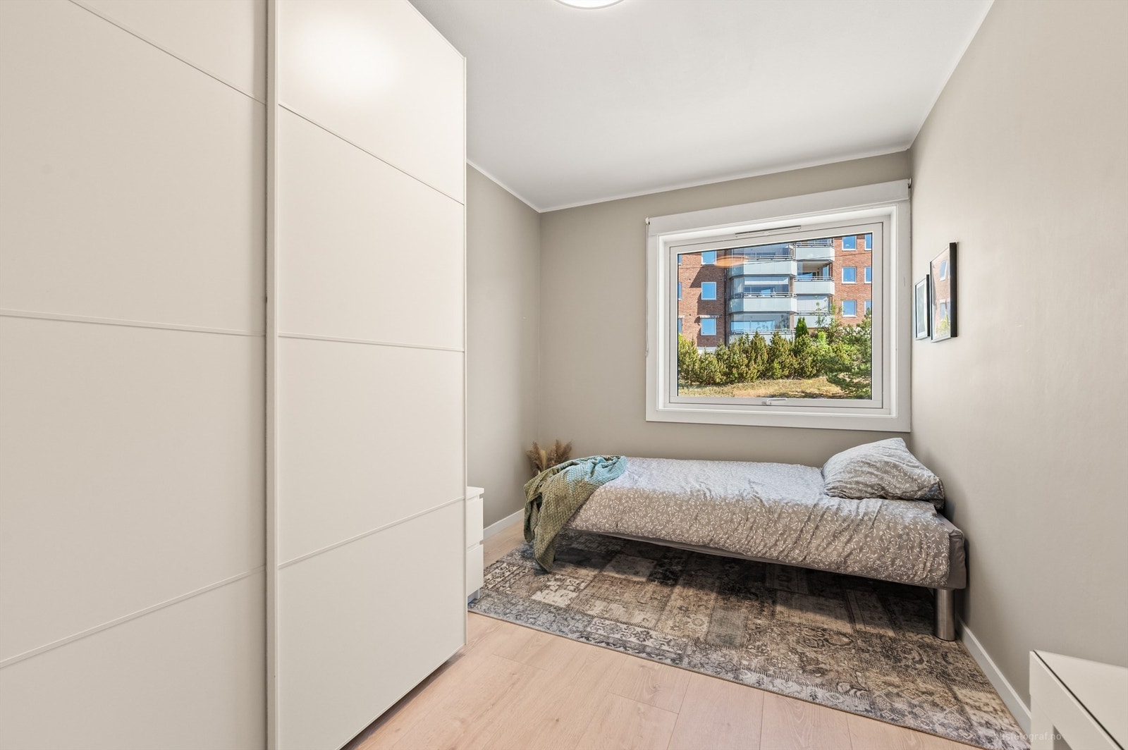 Soverom 2 med skyvedørsgarderobe i hvit og profilert utførelse Galleribilde