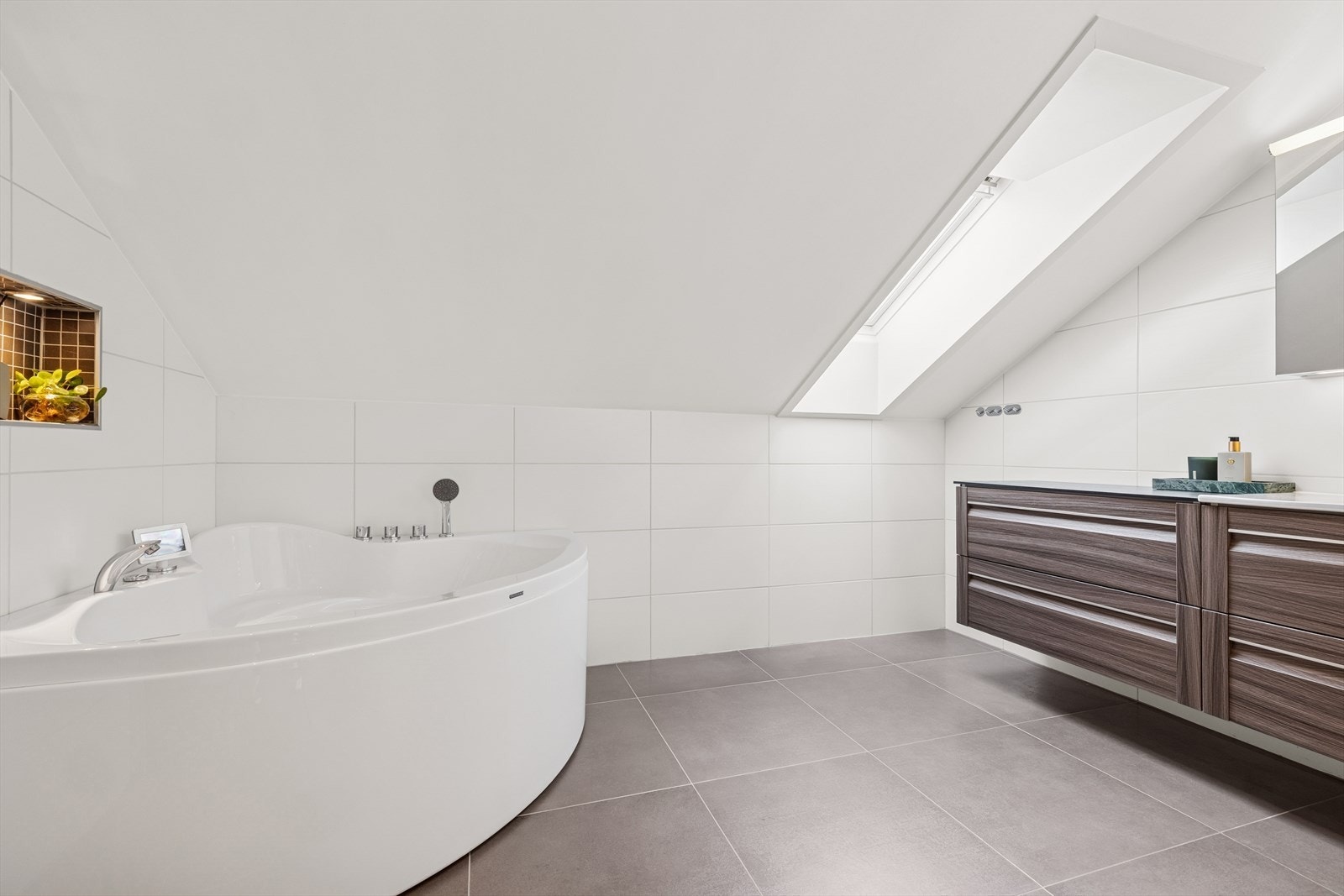 Badet ligger praktisk plassert i 2.etg. i nærheten av soverom. Galleribilde