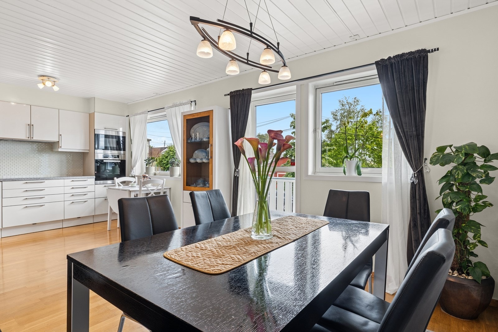 Oppholdsrommet innbyr til sosiale og hyggelige stunder sammen med både venner og familie. Galleribilde