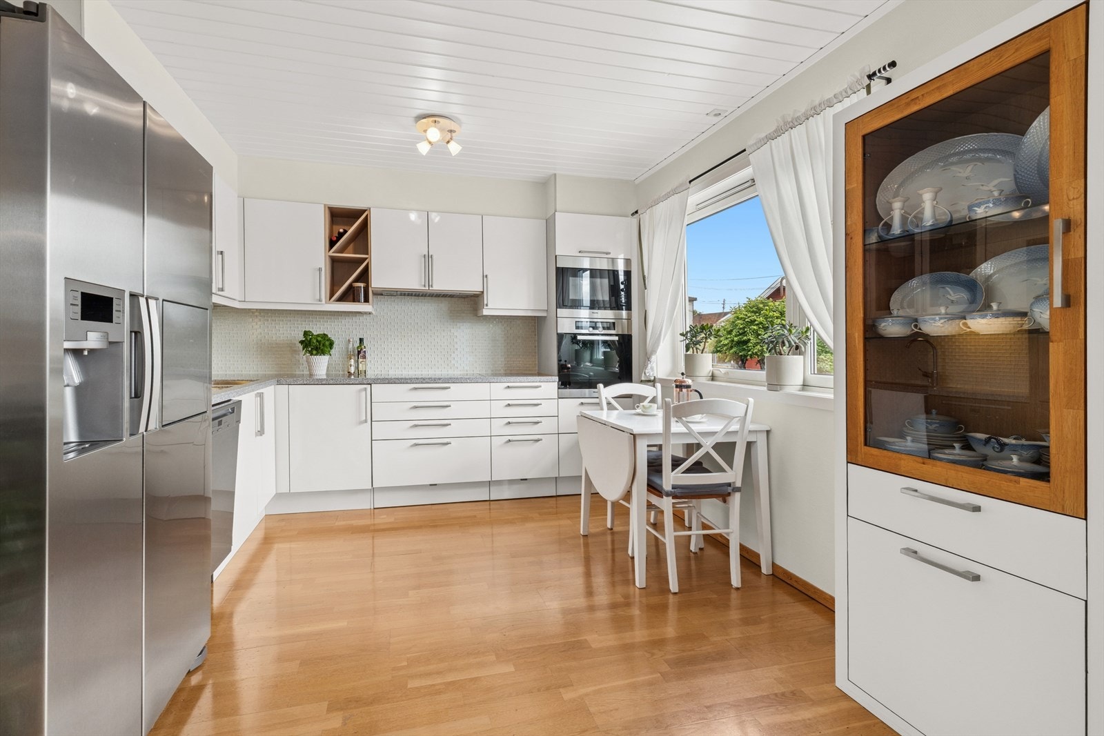 Delvis åpen løsning til kjøkken. Galleribilde