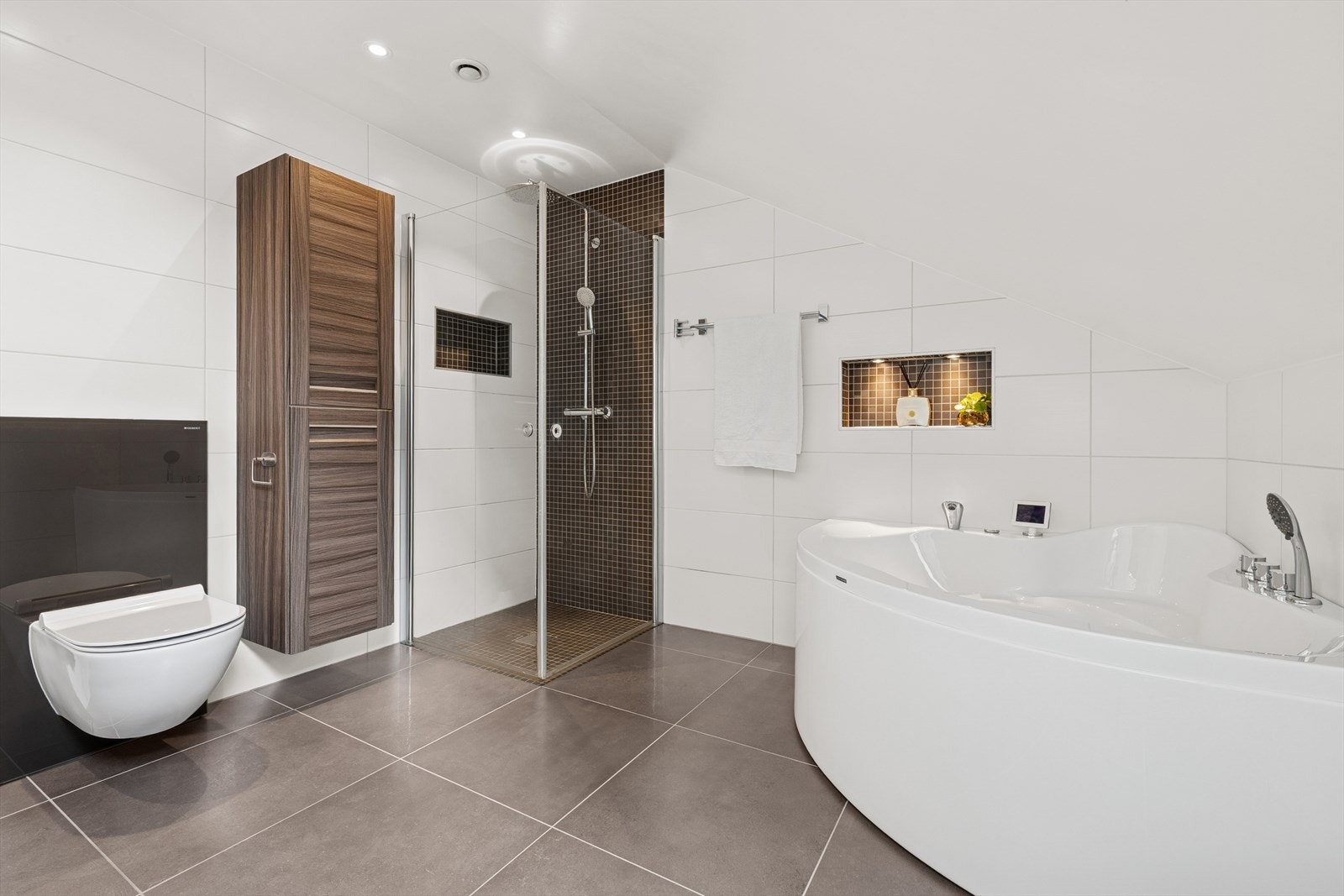 Delikat med fliser på vegg og gulv med varme. Galleribilde