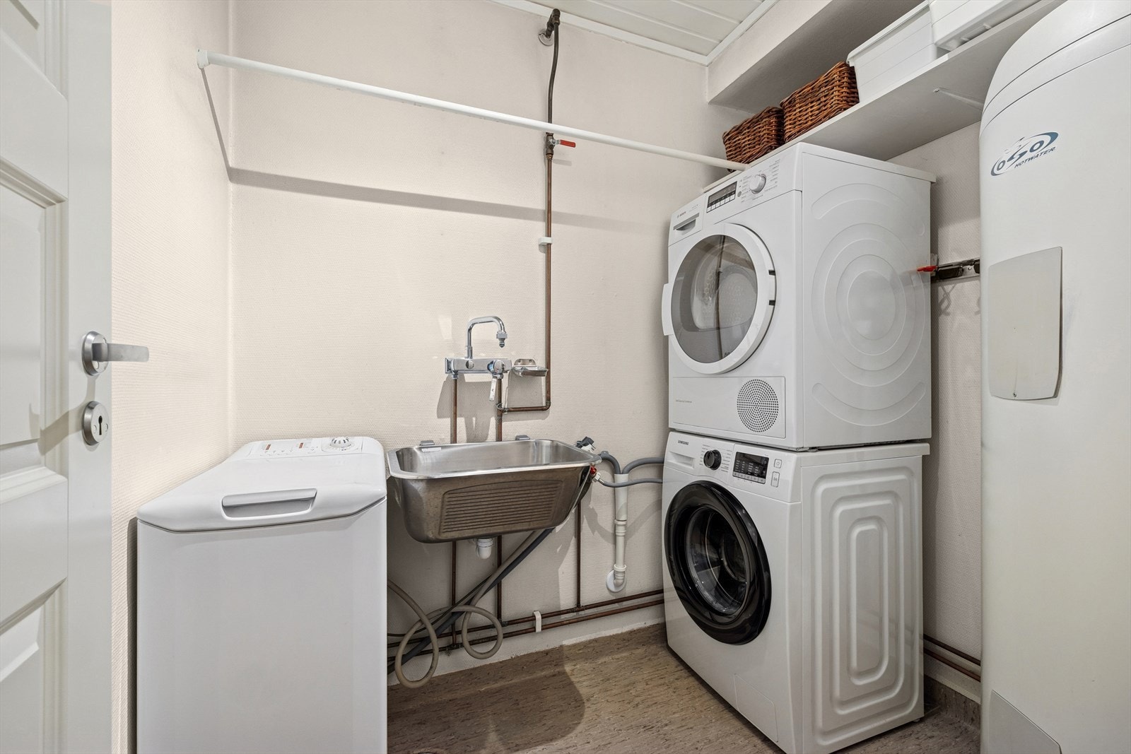 Vaskerom med opplegg for vaskemaskin og plass til tørketrommel. Galleribilde