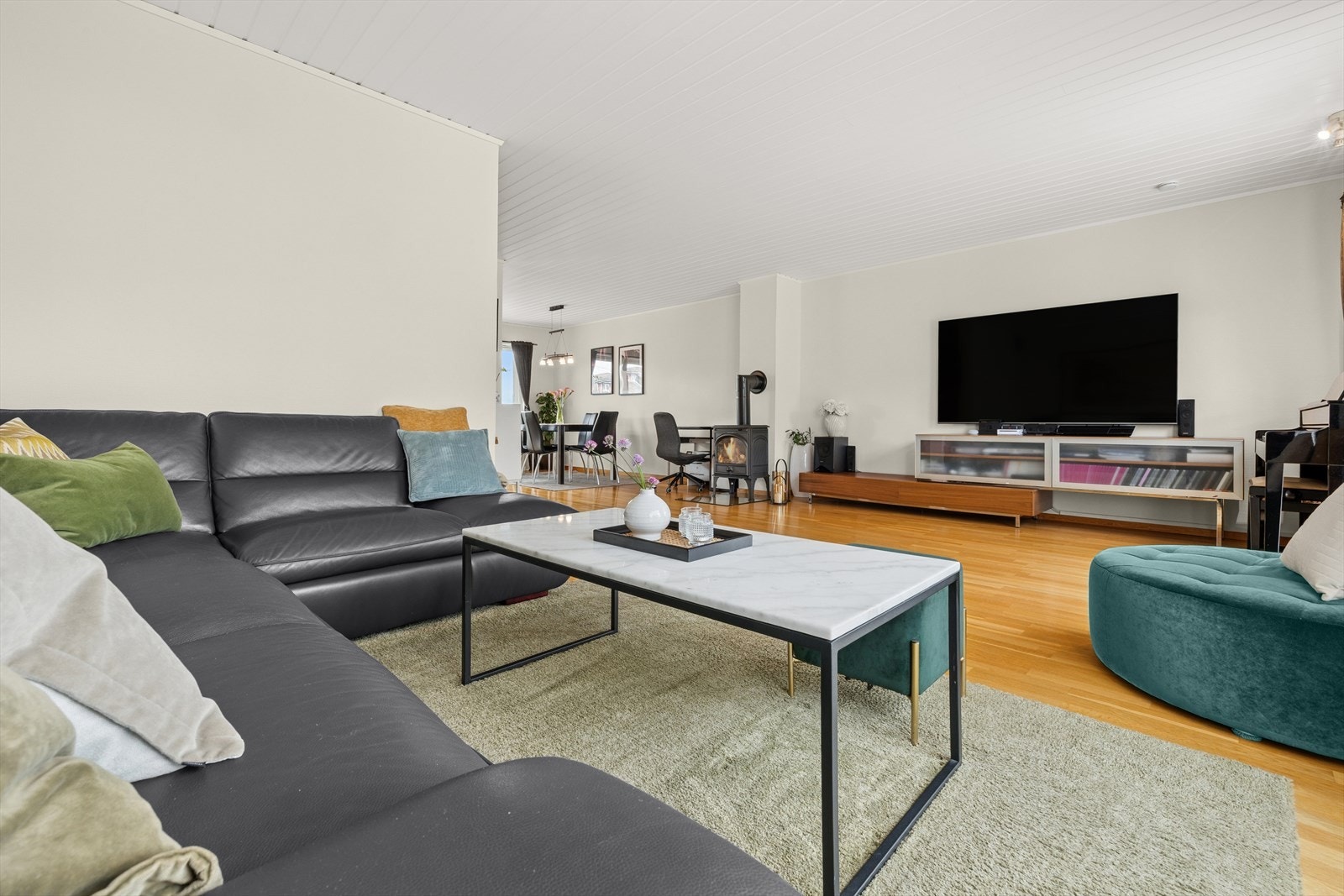 Rommet er holdt i et lyst og tidløst fargevalg, som sammen med gjennomgående vindusløsning gir en luftig og lett romatmosfære. Galleribilde