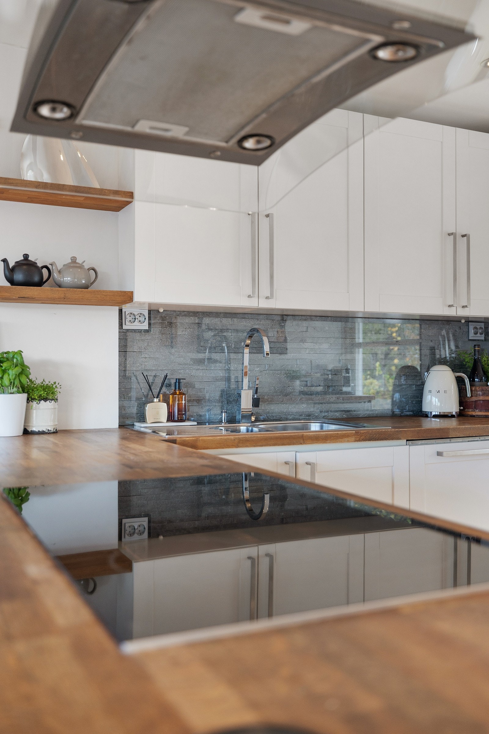 Induksjonstopp og kjøkkenventilator med avtrekk ut. Galleribilde