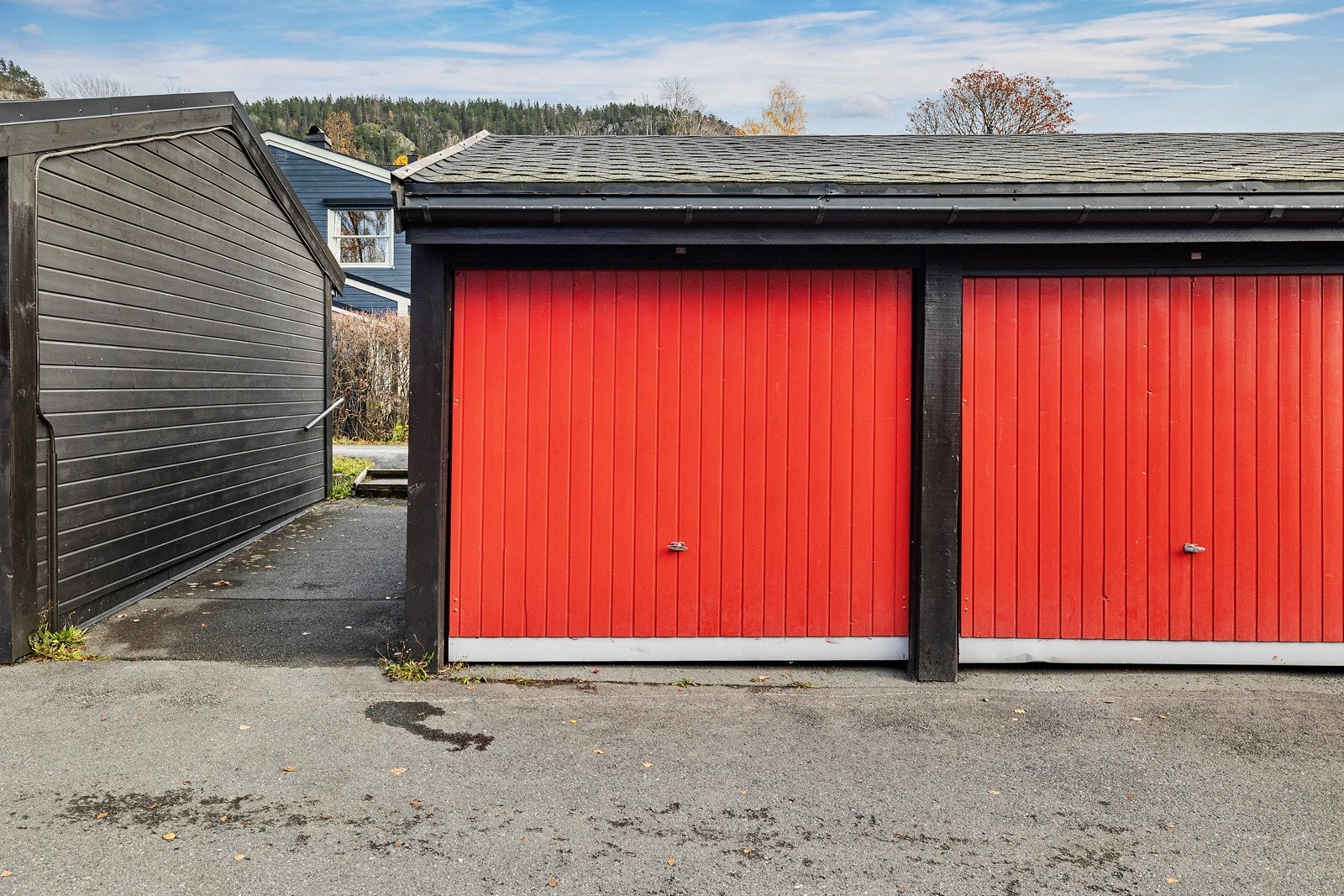 Det medfølger én stk garasjeplass i felles garasjerekke og mulighet for biloppstillingsplass. Galleribilde