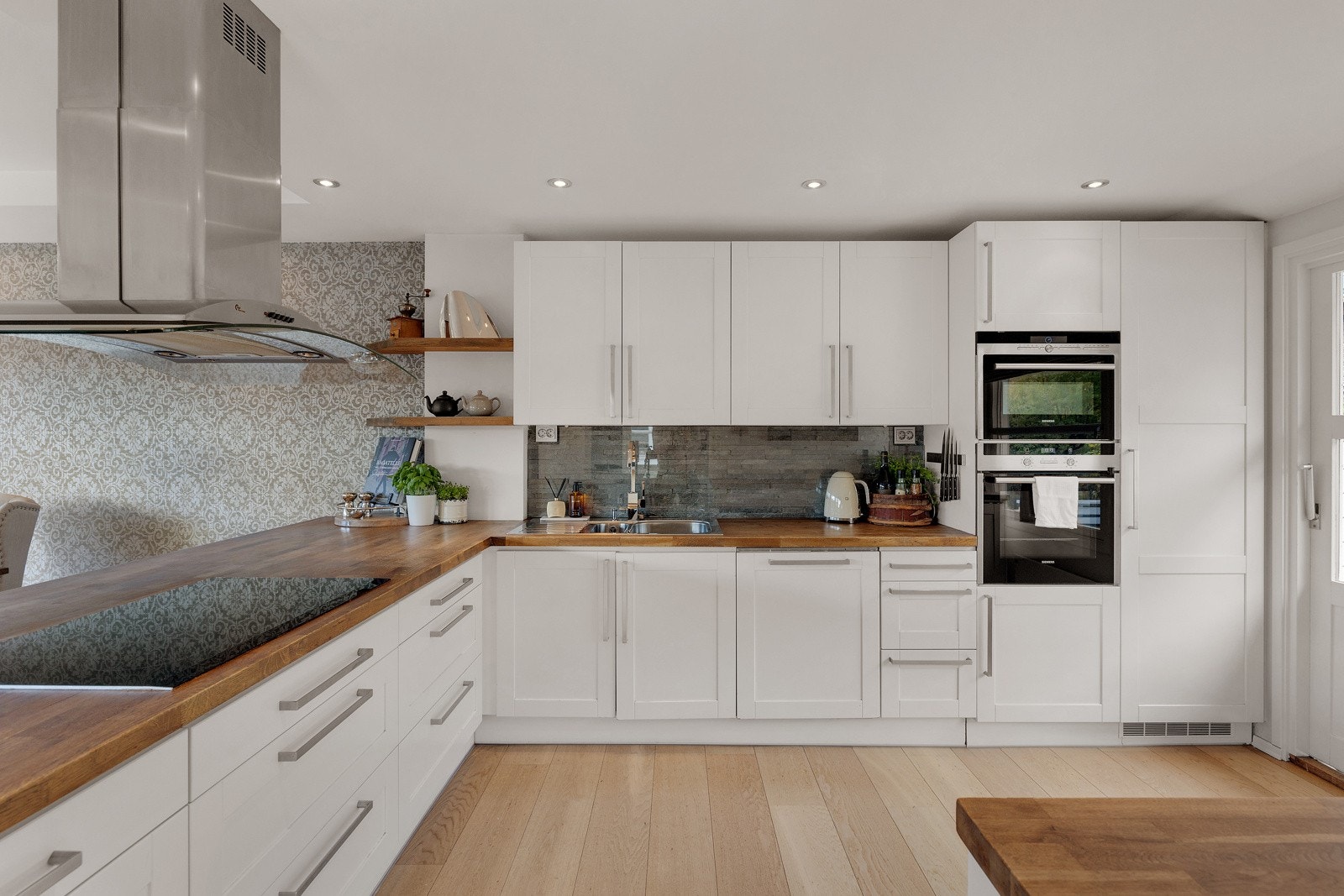 Integrerte hvitervarer med kjøleskap, fryseskap, oppvaskmaskin, induksjonstopp og stekeovn. Galleribilde