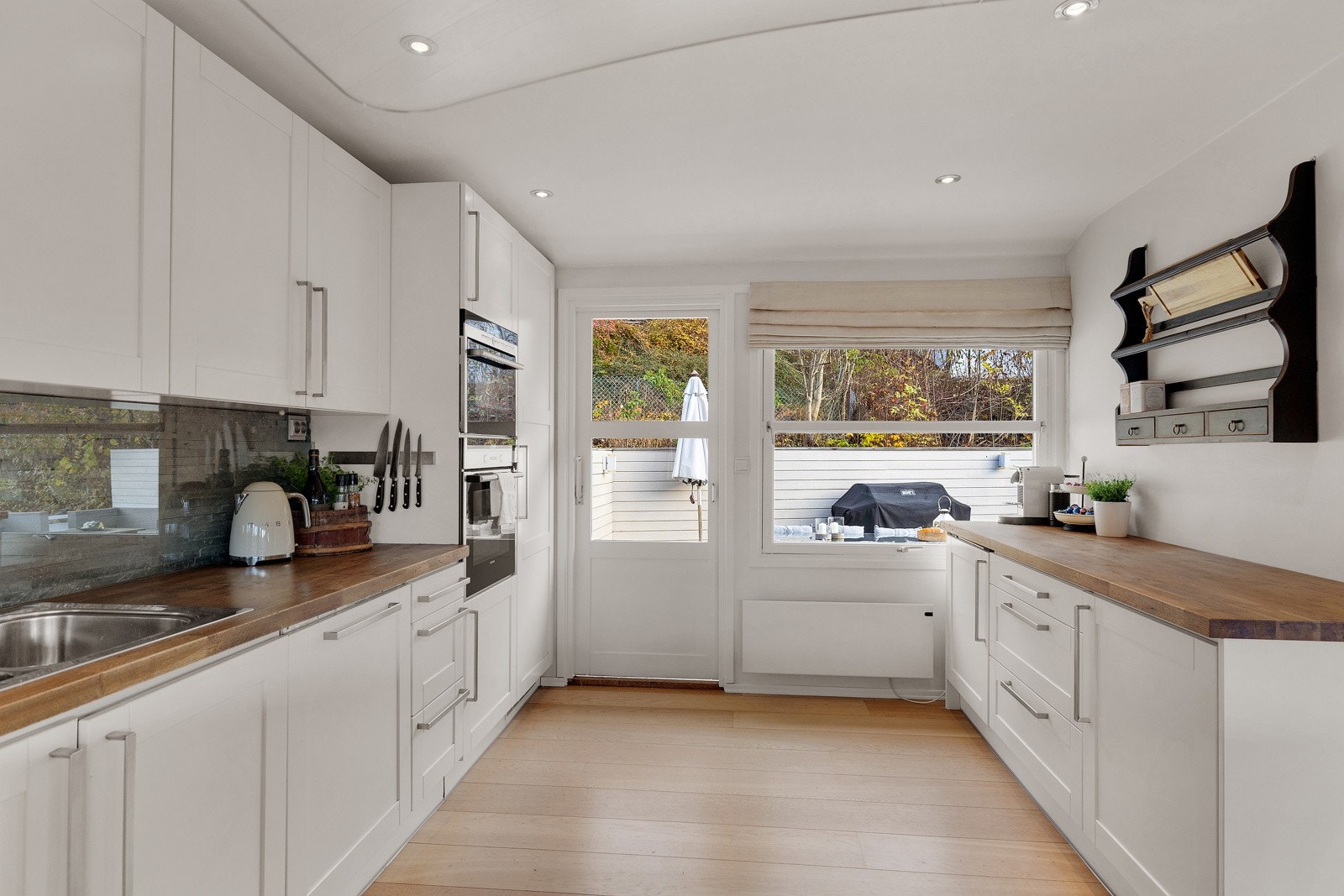 Fra kjøkkenet er det utgang til stor og solrik terrasse på ca 100 kvm Galleribilde