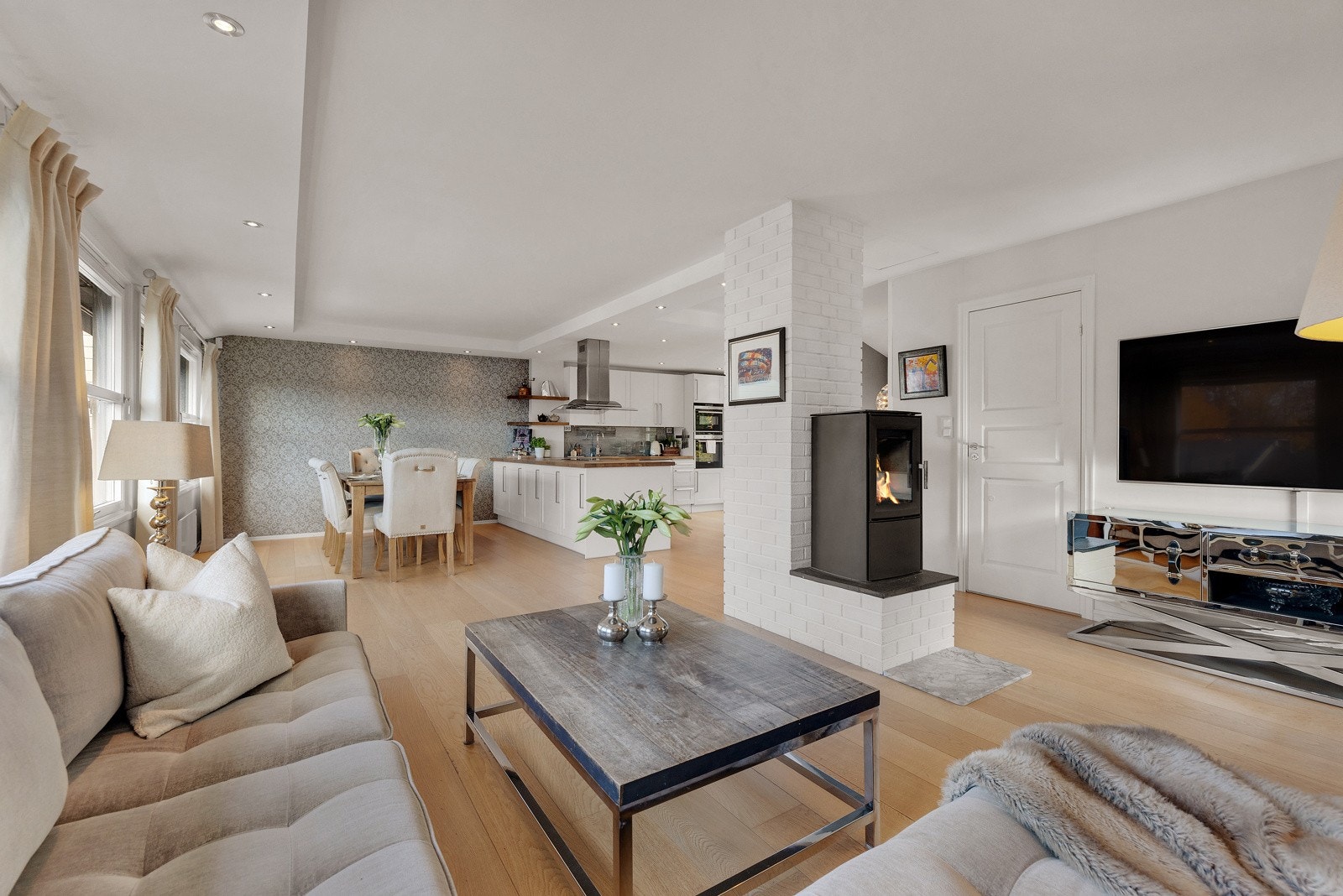 Huset er vesentlig modernisert og bygget på i selger eiertid med en god standard når det kommer til materialvalg og tidsriktig fargevalg. Galleribilde