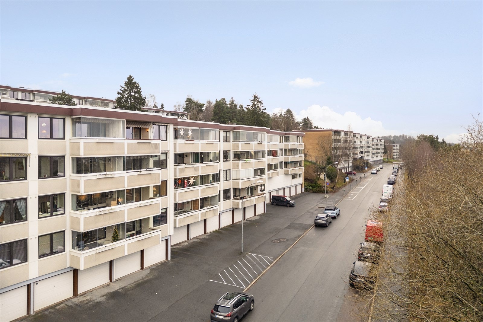 Gratis gateparkering på fremsiden av blokken. Galleribilde