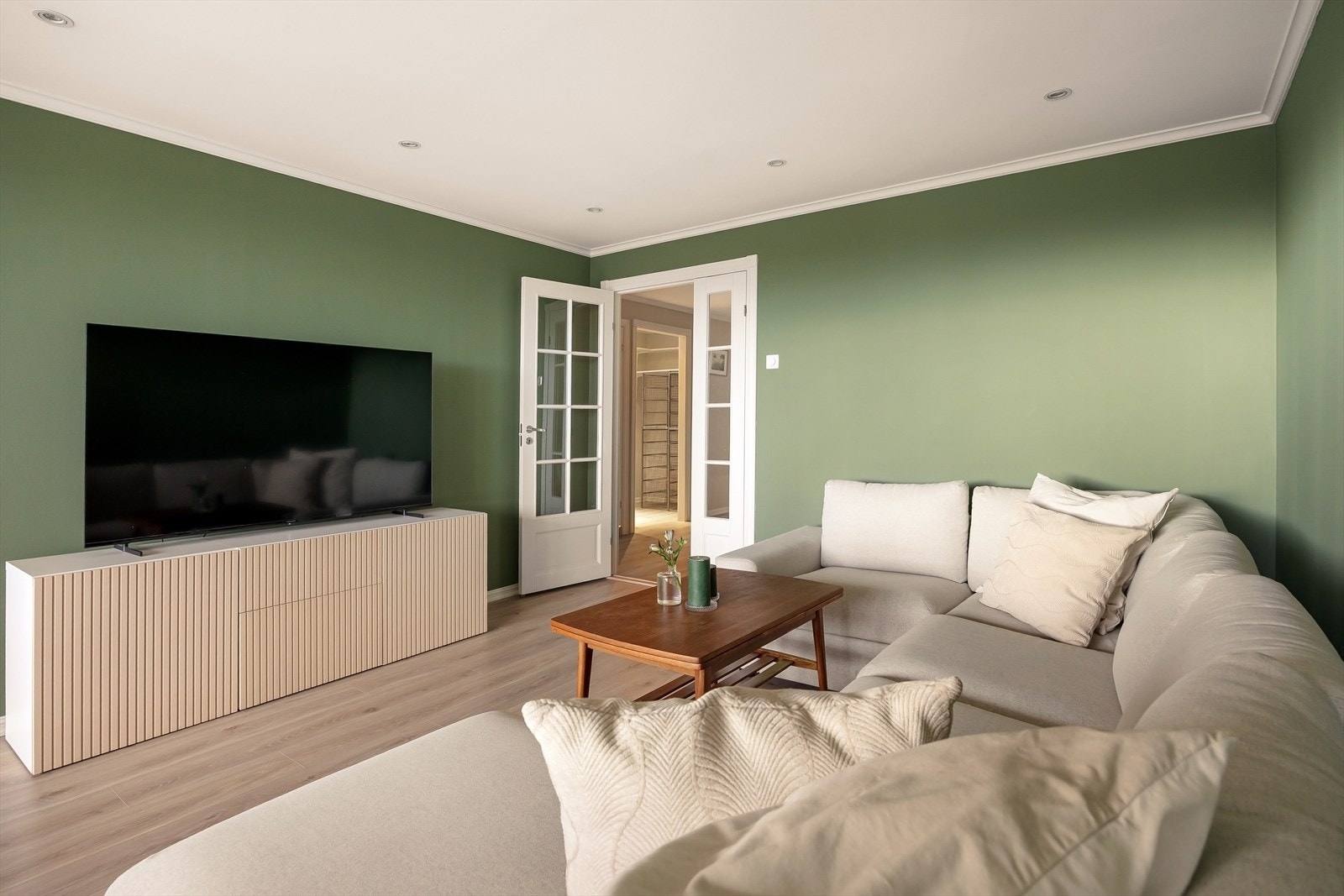 Gulv på kjøkken, stue og entré ble skiftet i 2022. Samt malte overflater. Galleribilde