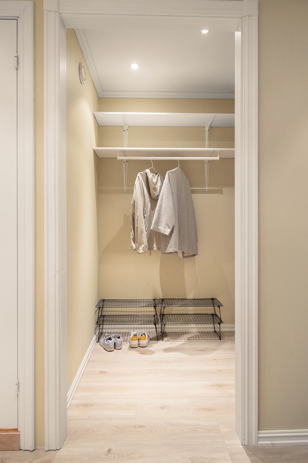 Praktisk garderobe med adkomst fra entré. Galleribilde