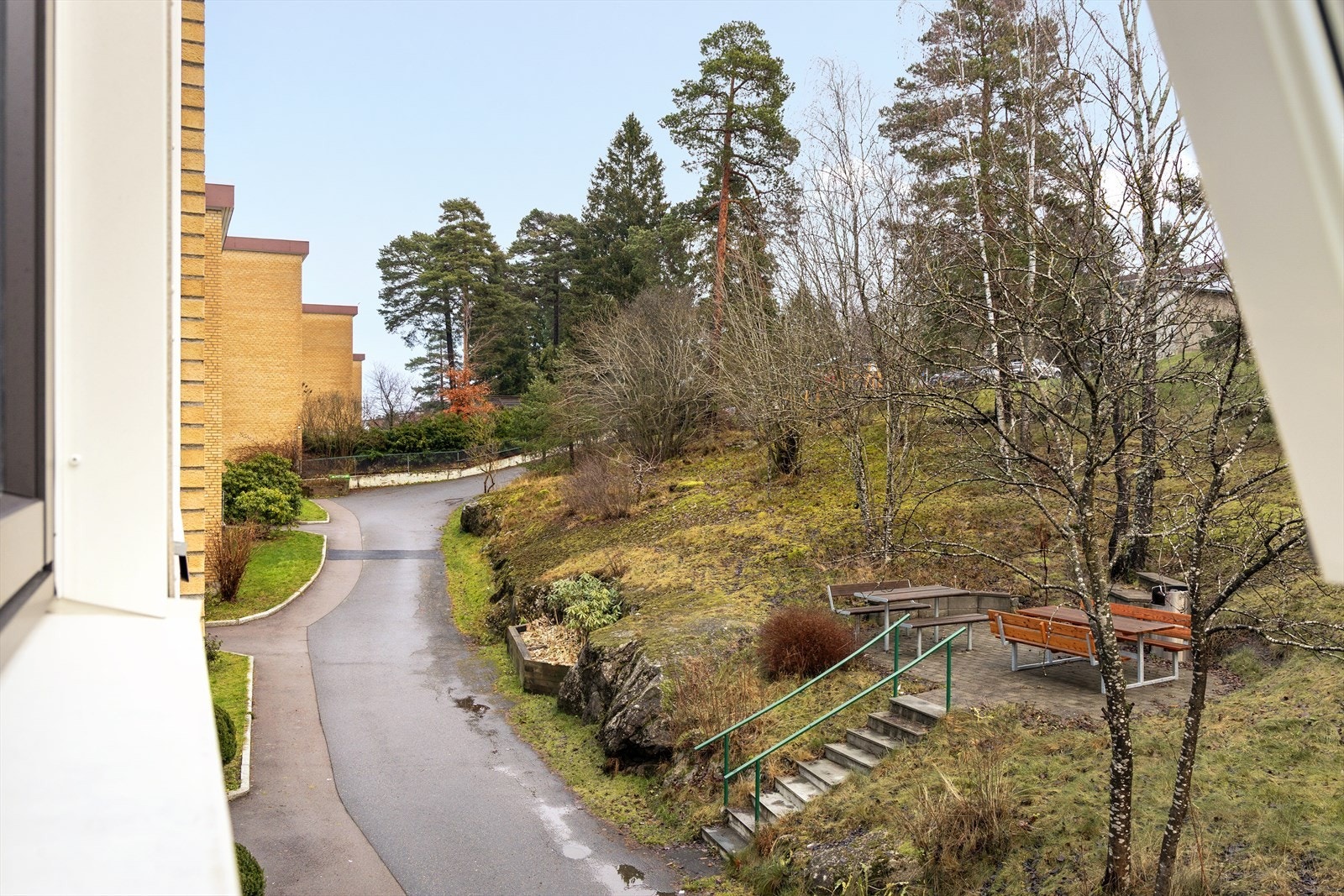 Borettslaget har biloppstillingsplasser og garasjer til utleie, dette tildeles etter venteliste. Galleribilde