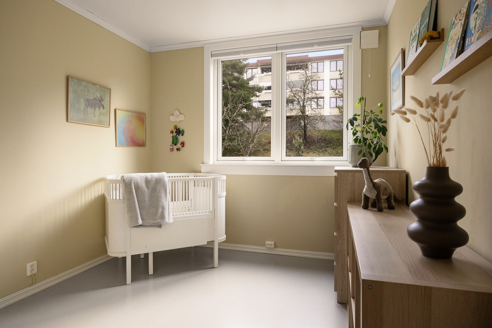 Soverom II- Her har du rikelig med plass til seng, garderobe og øvrig ønsket møblement. Galleribilde