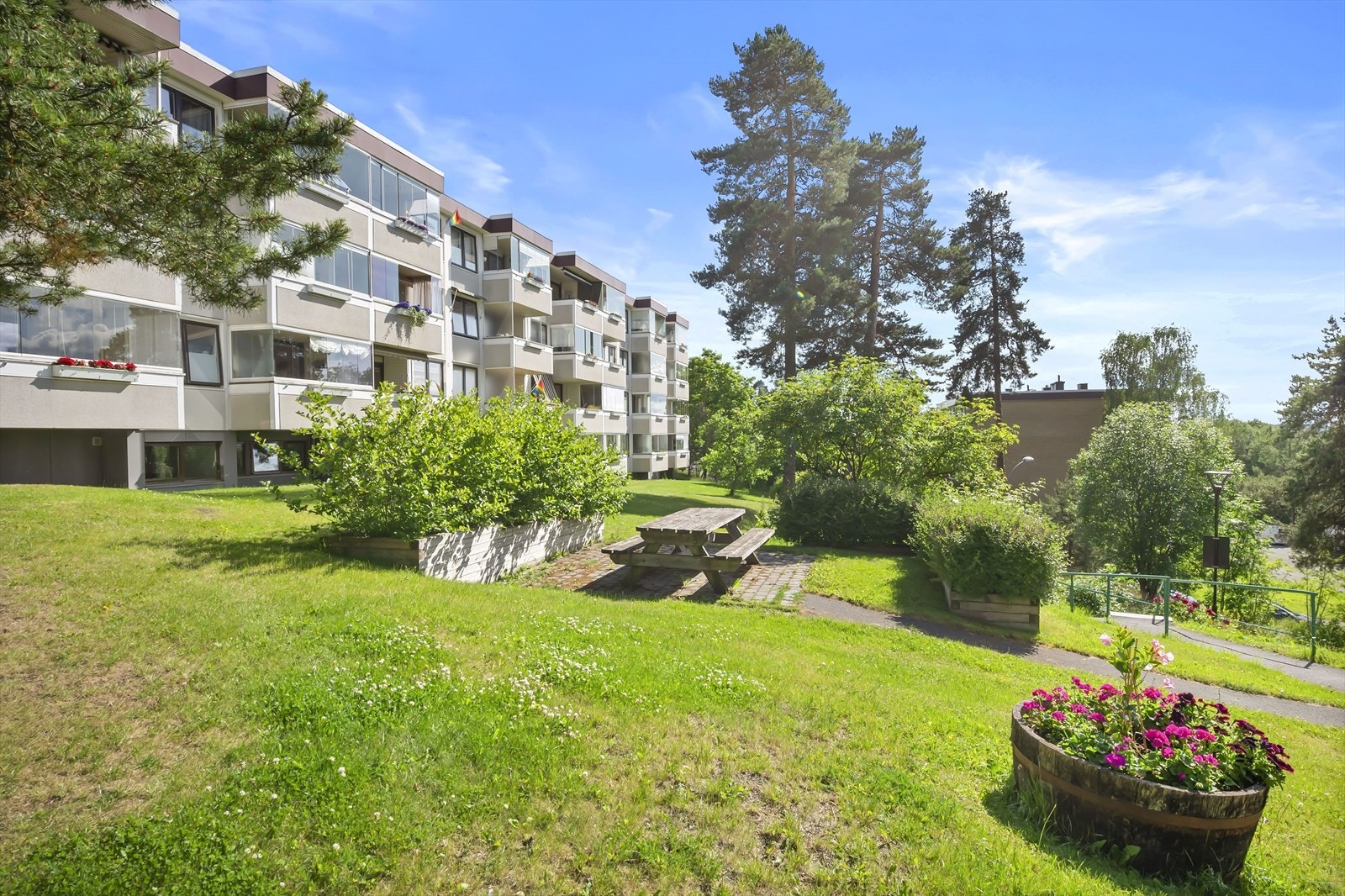 Borettslaget har pent opparbeidet tomt med store grøntareal. Galleribilde