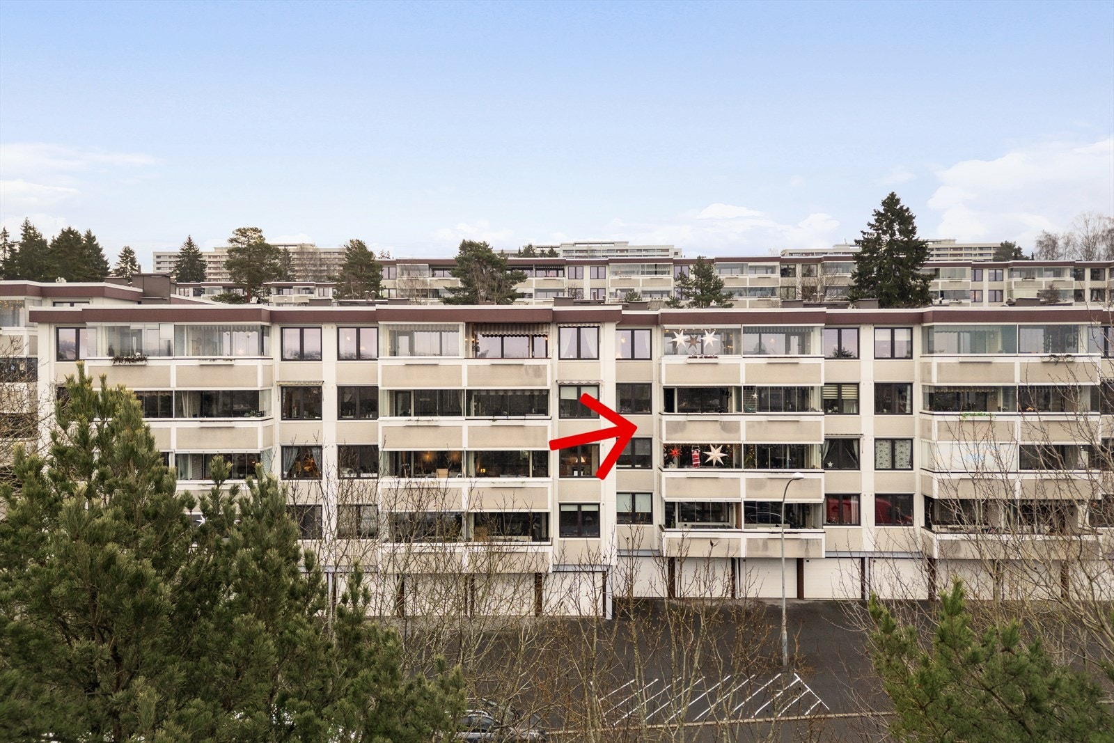 Fra fremsiden ligger leiligheten i blokkens tredje etasje. Galleribilde