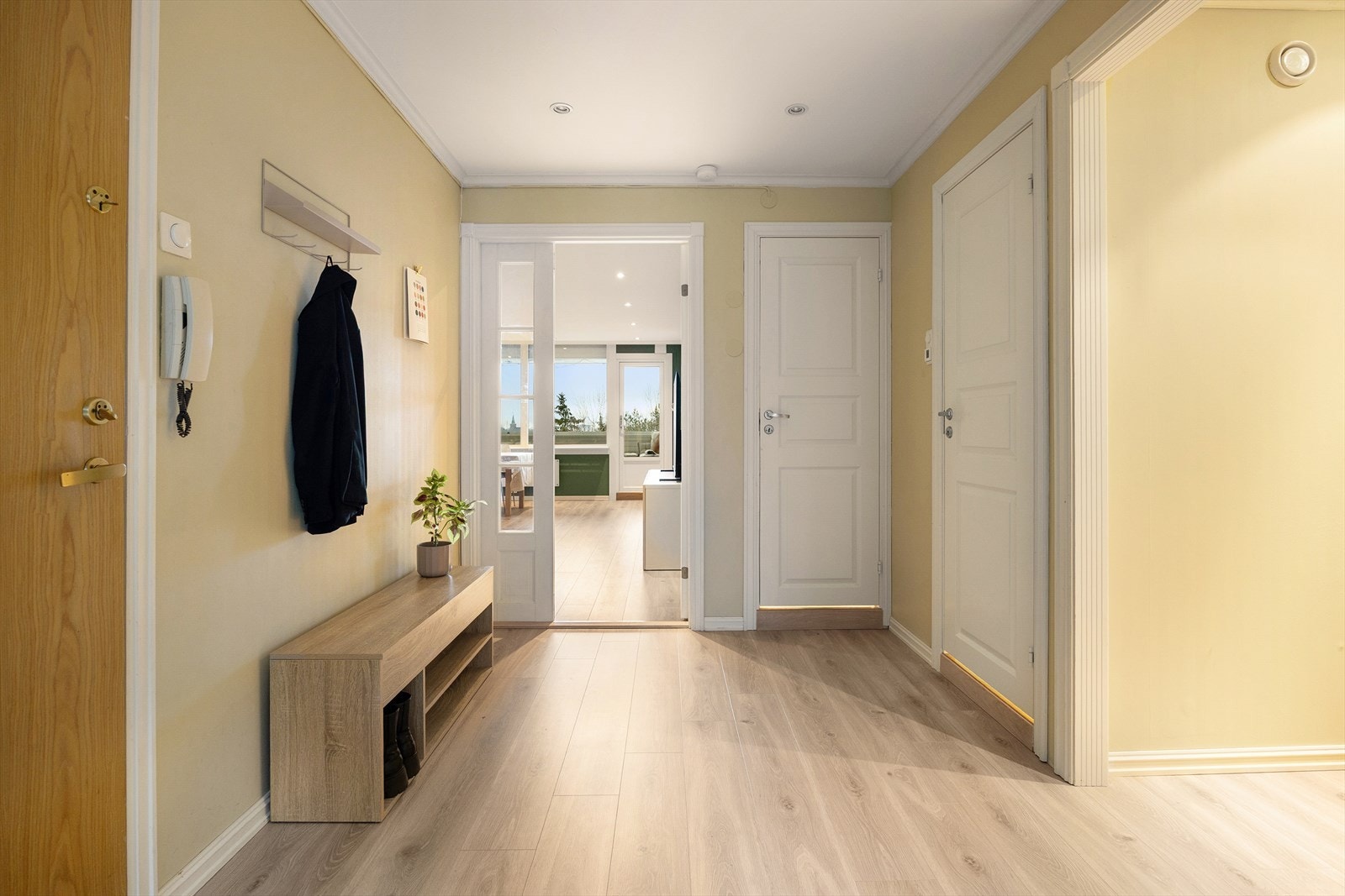 Romslig entré. Galleribilde