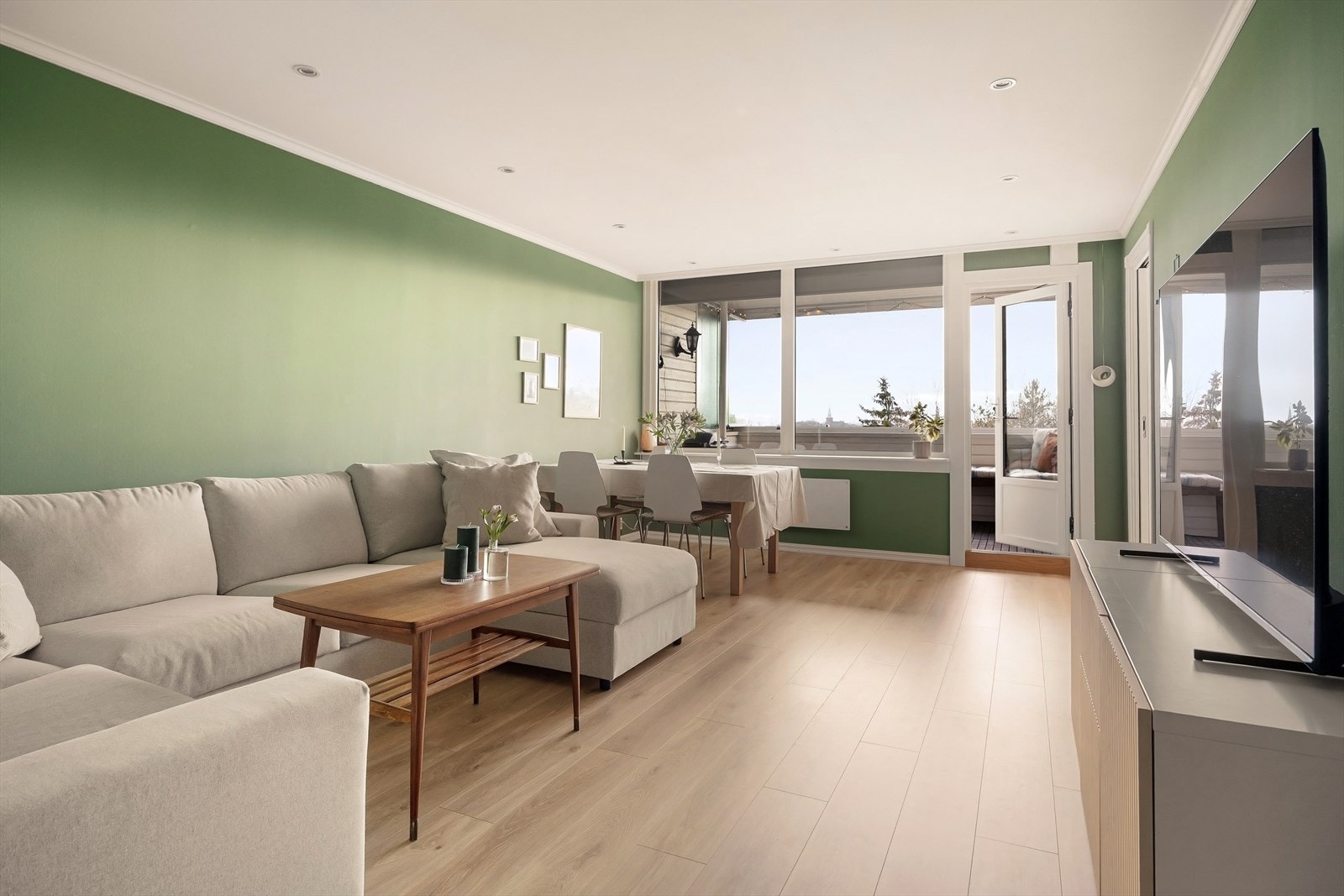 Åpen og luftig stue med store vindusflater som gir mye dagslys. Galleribilde