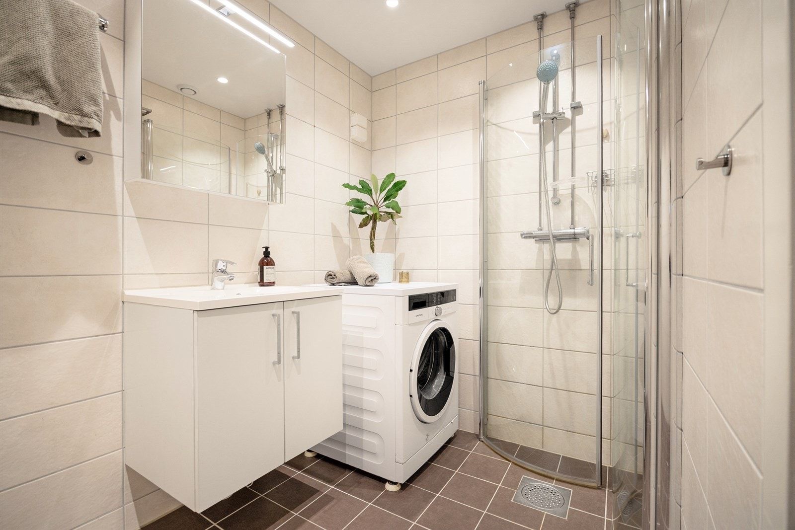 Delikat baderom som ble pusset opp i regi av borettslaget i 2020. Galleribilde