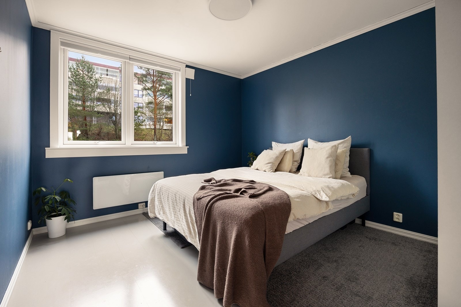 Soverom I er av god størrelse med god plass til dobbeltseng, garderobeskap og øvrige møblement Galleribilde