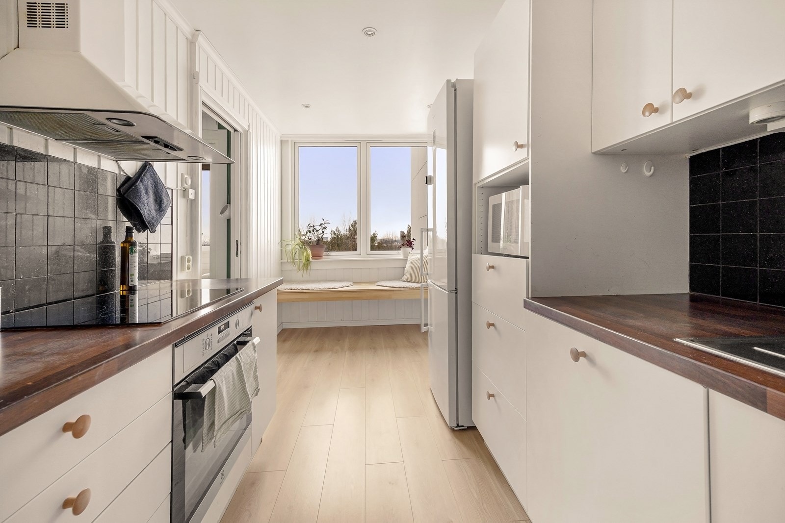 Kjøkkenet har integrert stekeovn, kokeplate og oppvaskmaskin. Galleribilde