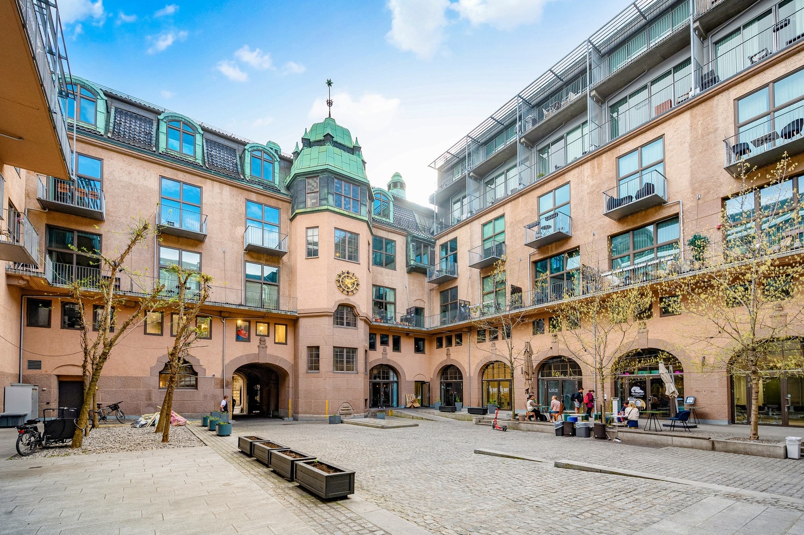 Quadraturen Eierseksjonssameiet består av 211 leiligheter fra 3. til 7. etasje. Kjelleren består av sykkelrom, boder, tekniske rom, og et stort toppmoderne helsestudio, Galleribilde