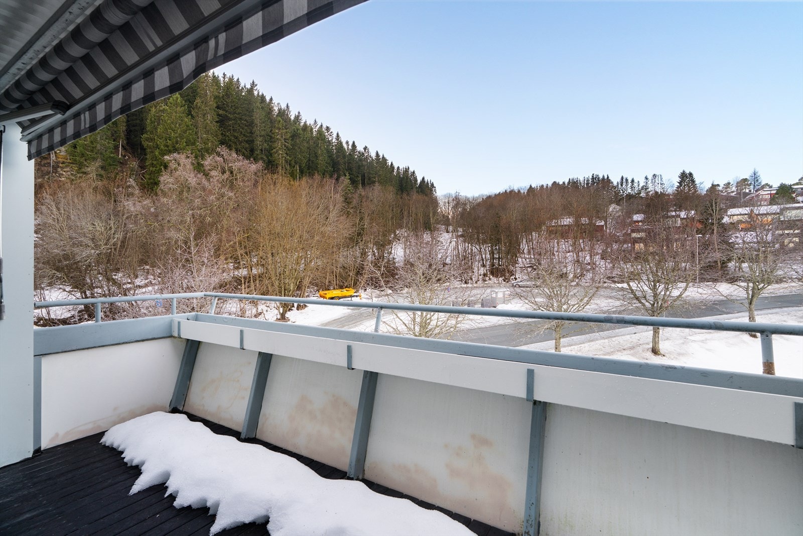 Fra stuen er det utgang til en vestvendt balkong med gode sol- og utsiktsforhold. Galleribilde